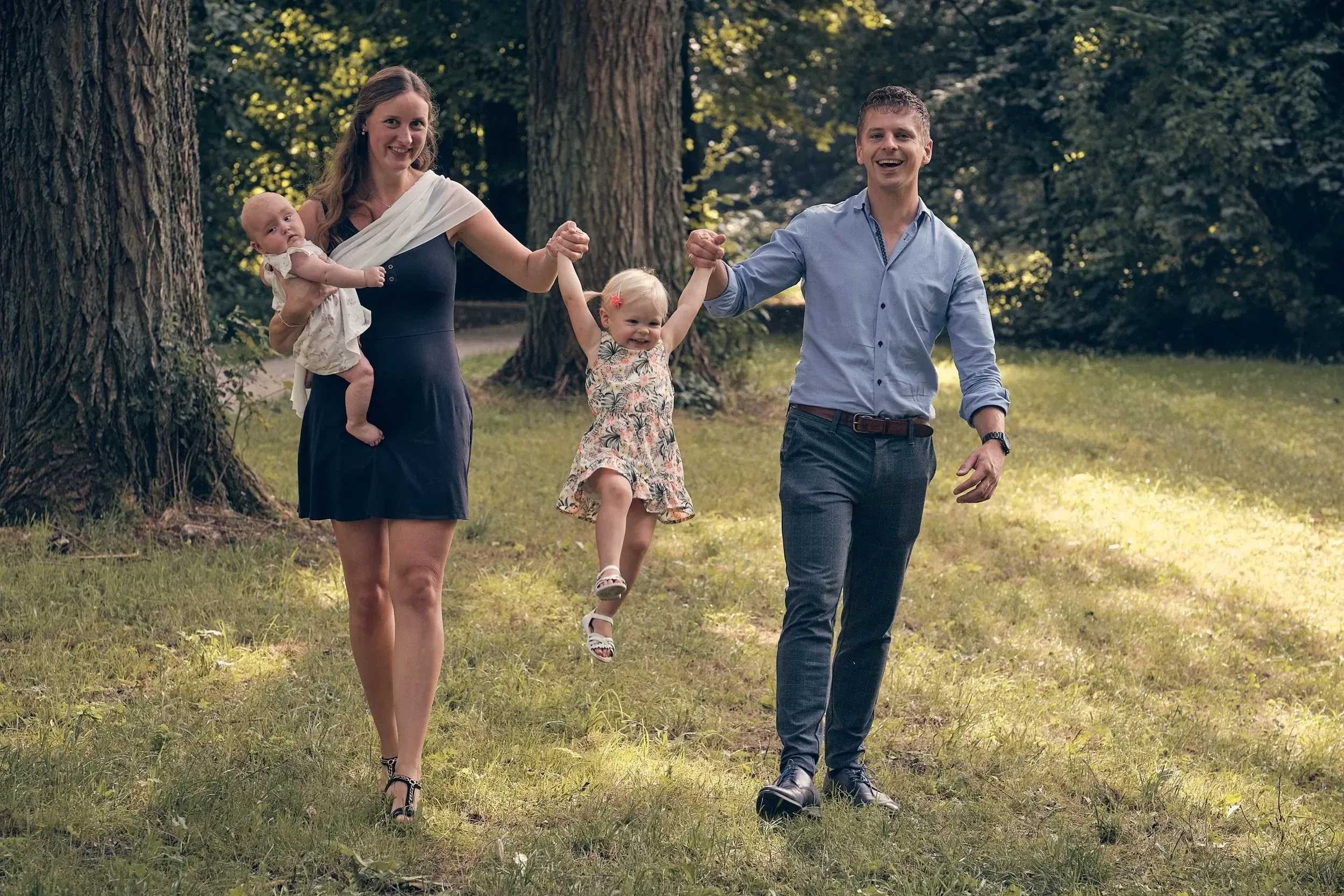 Kinderen spelen samen tijdens de gezinsfotoshoot