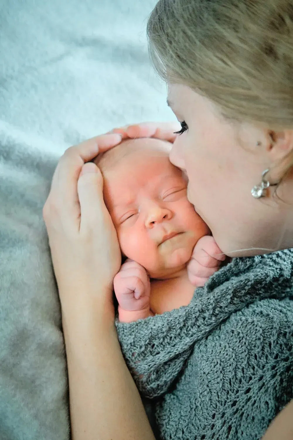 baby en moeder tijdens newborn fotoshoot