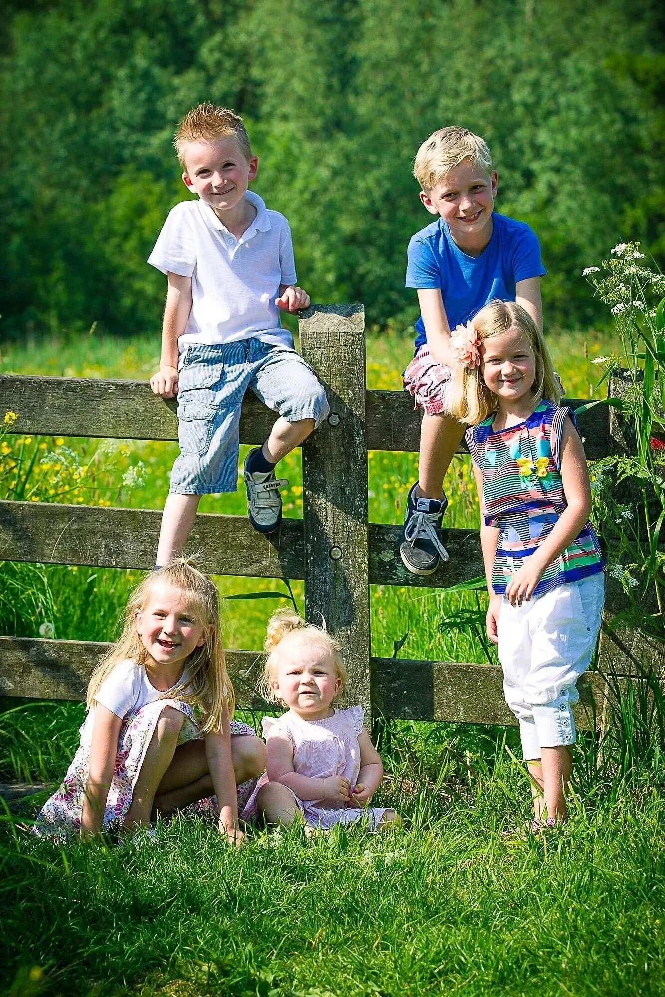 Hier zie je duidelijk dat de ogen donker zijn door het zonlicht. Ook de harde schaduwen geven een minder mooi beeld bij de kinderen.