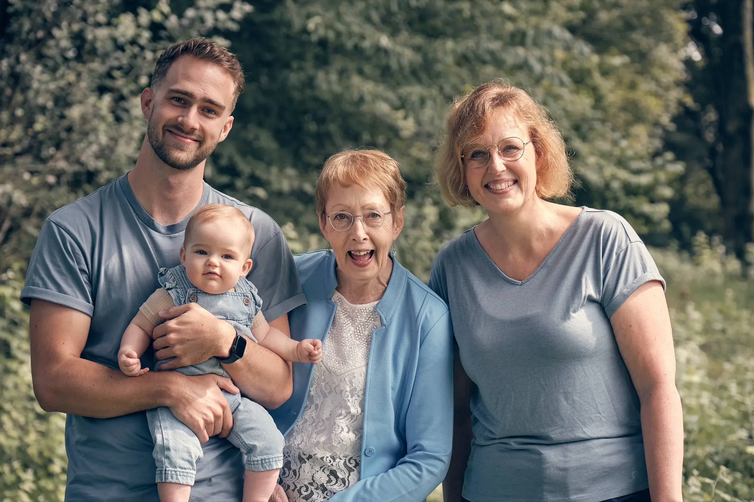 Gezin met afstand tot de achtergrond in een park, scherptediepte-effect