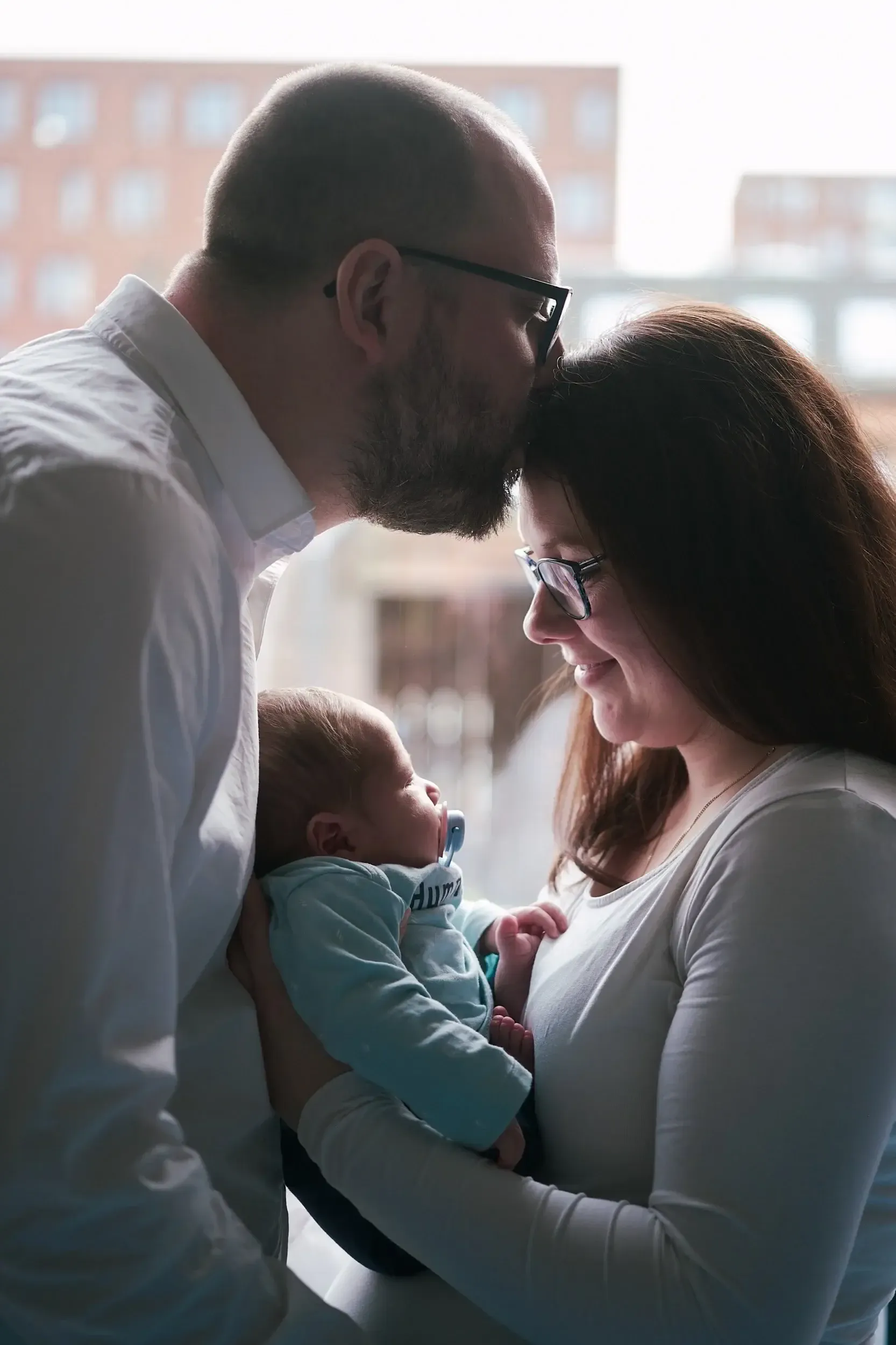 Foto’s van ouders met hun baby zijn onmisbaar in een fotoshoot. Ze leggen de waardevolle band tussen ouders en kind prachtig vast.