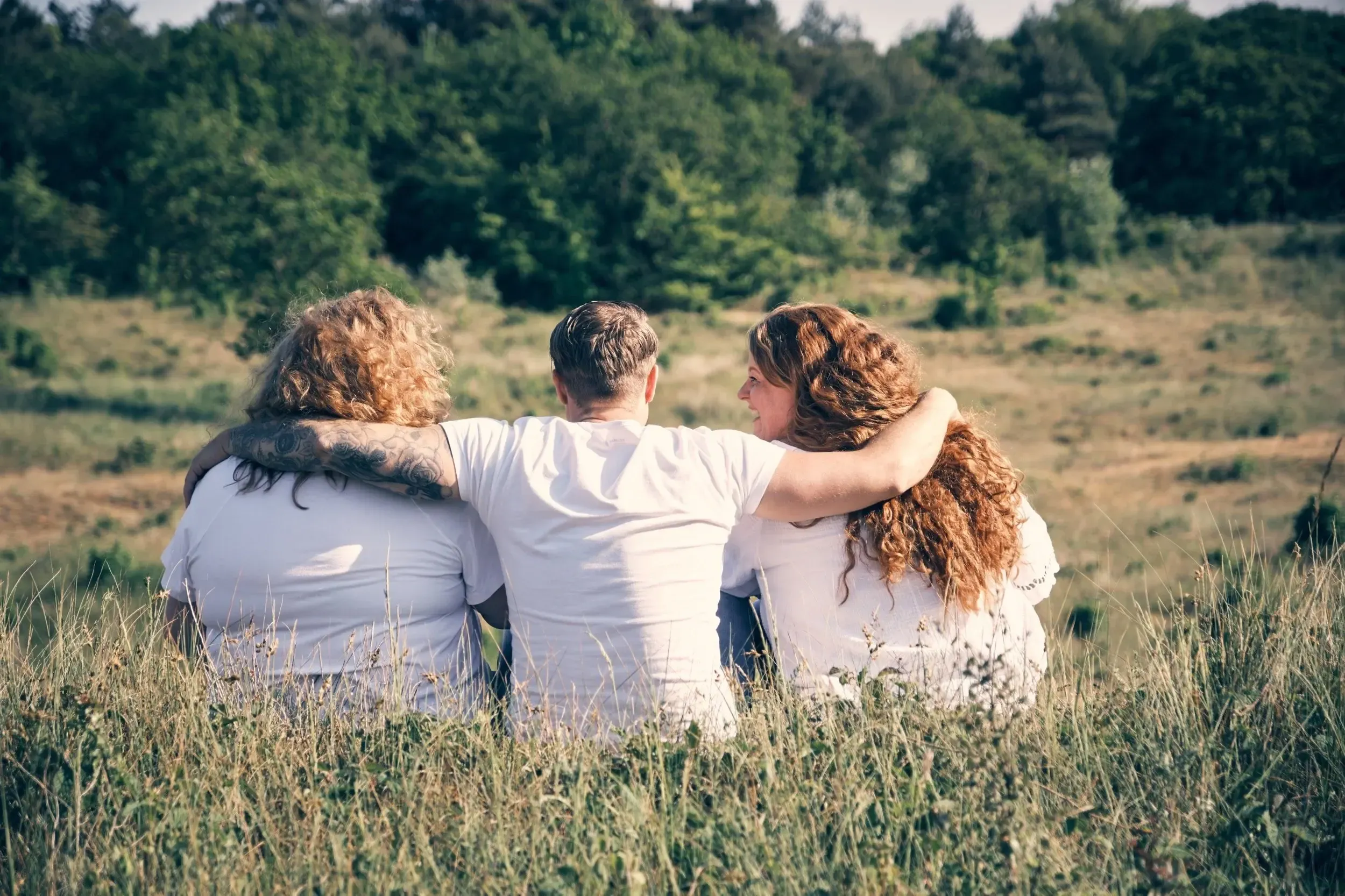 Gezin wandelt samen tijdens de fotoshoot