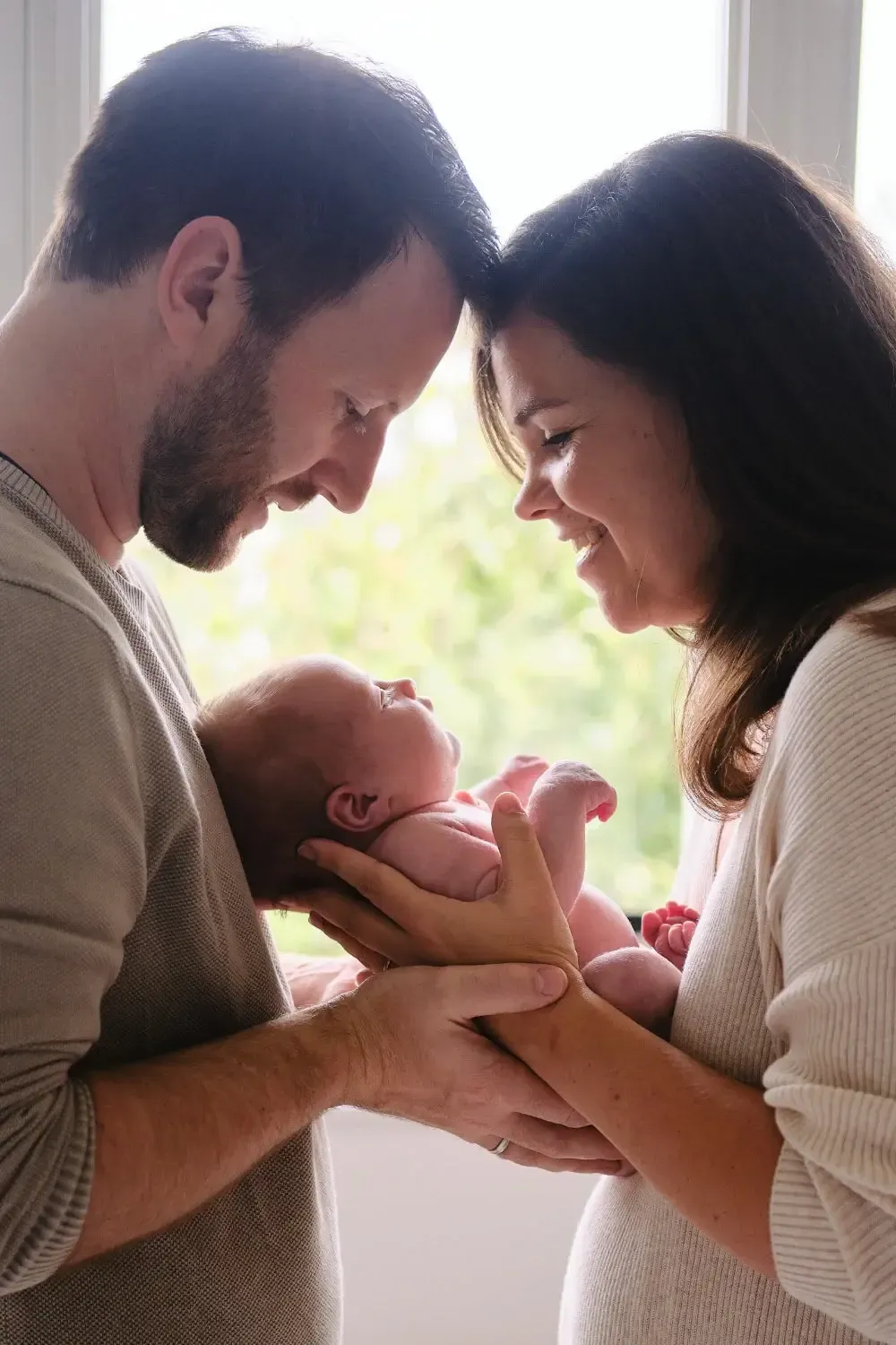 het hele gezin tijdens een babyfotoshoot