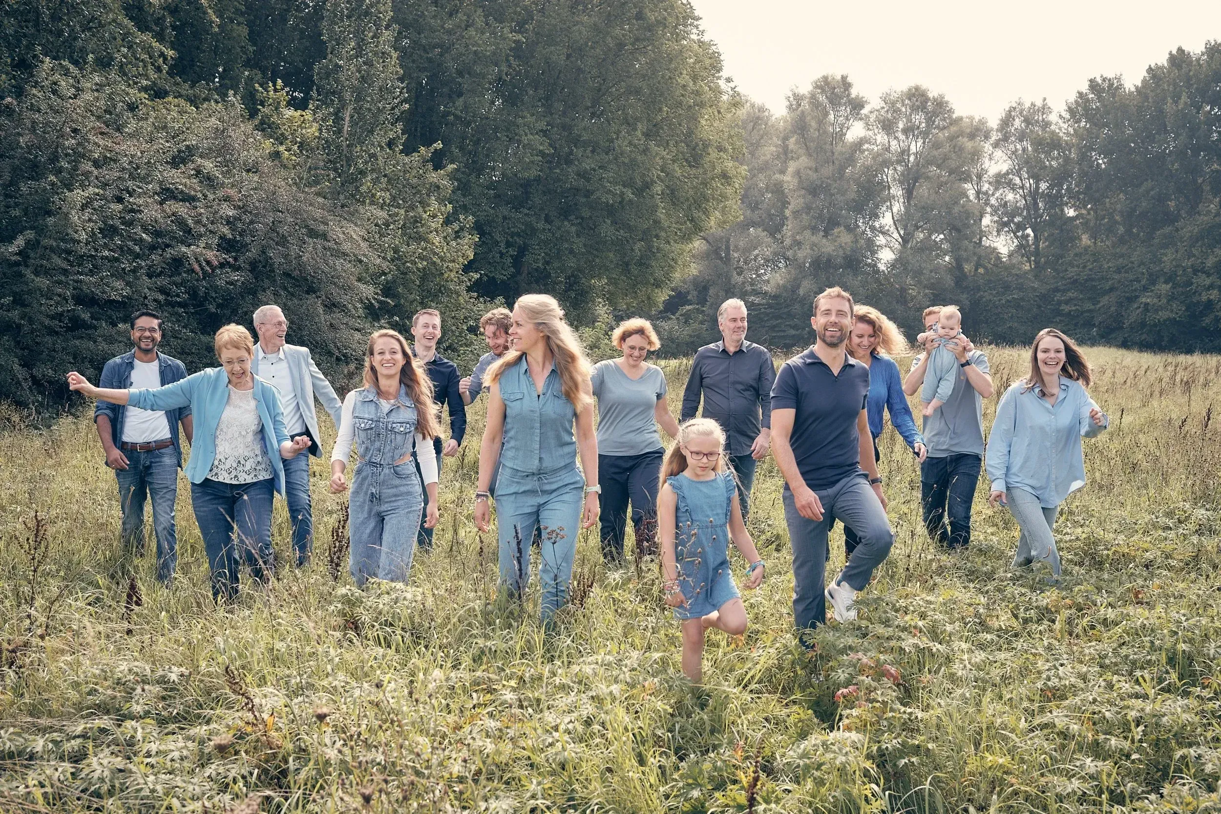 Speelse actiefoto tijdens de familiefotoshoot
