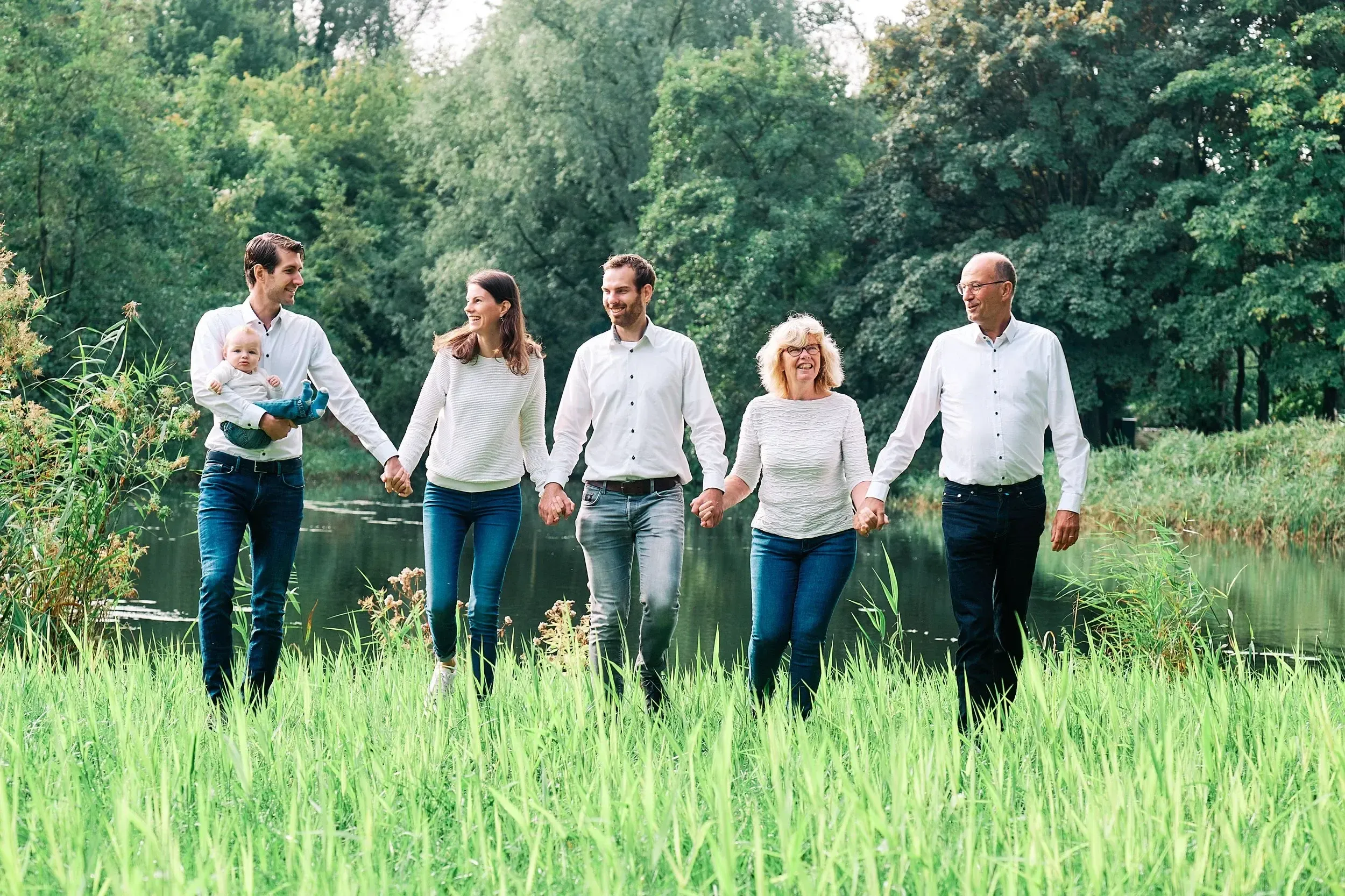 Spijkerbroek met witte top in een park