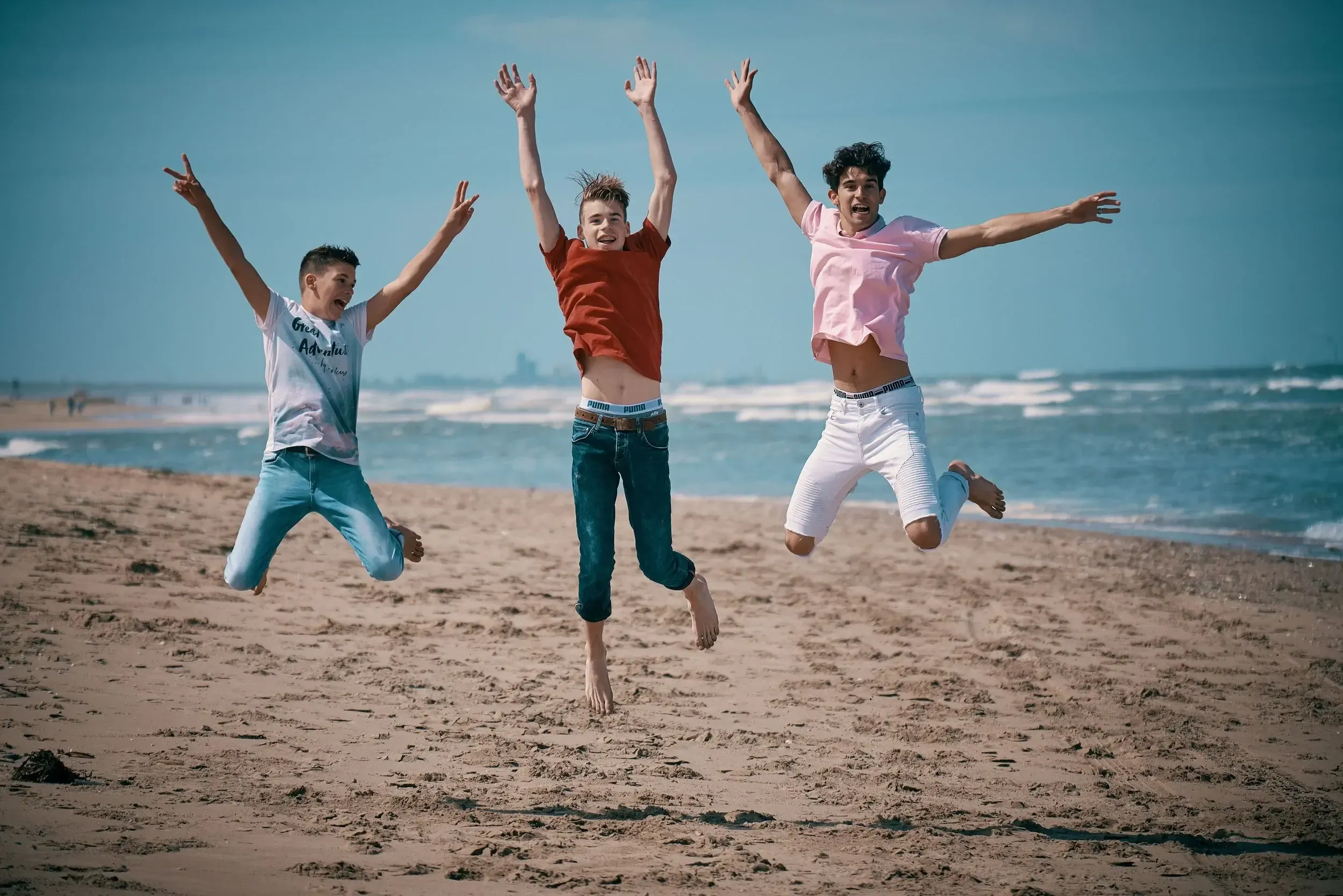 Familieshoot midden op de dag op het strand geeft harde schaduwen