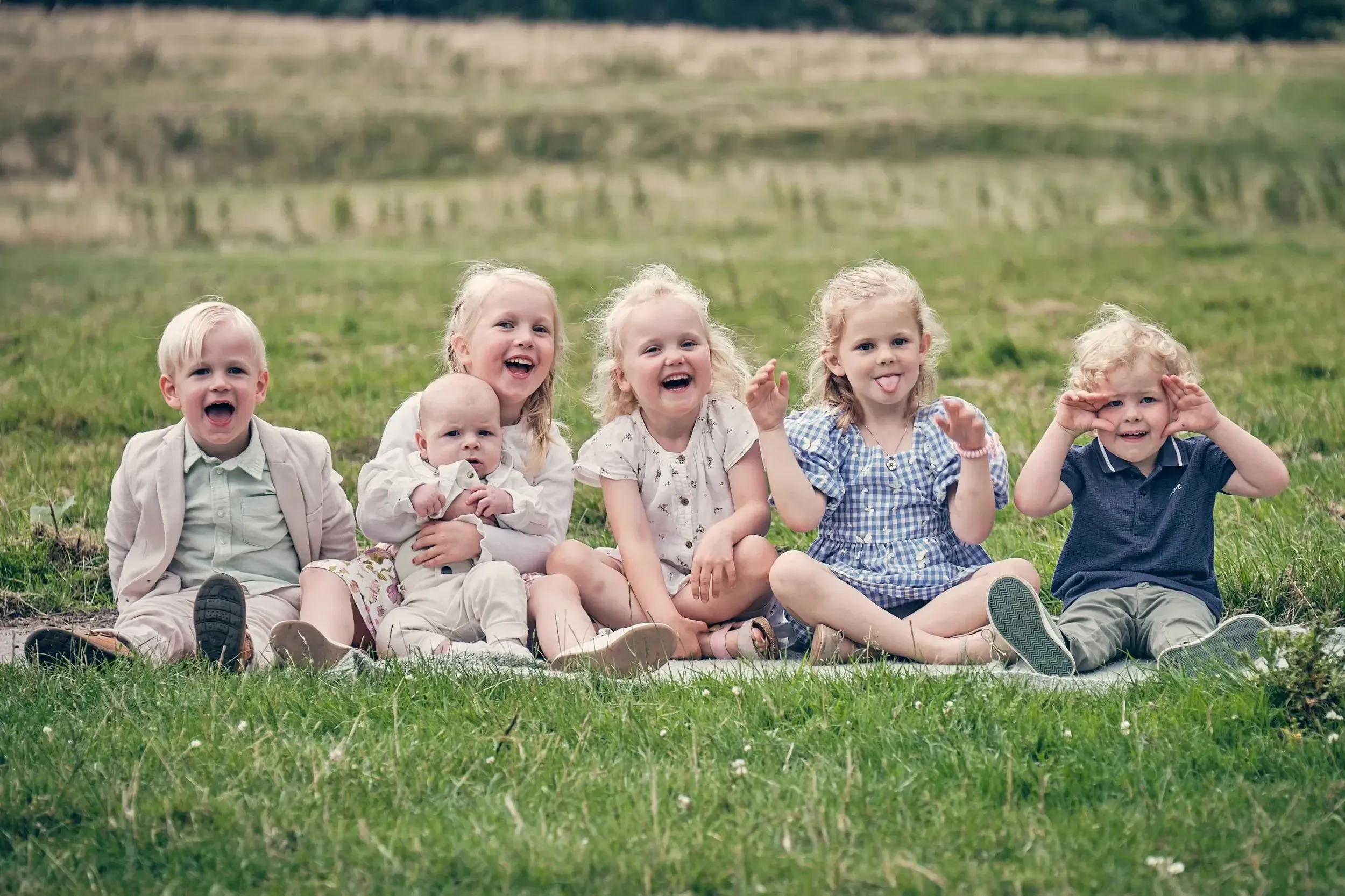 Kinderen rennen en spelen tijdens de shoot