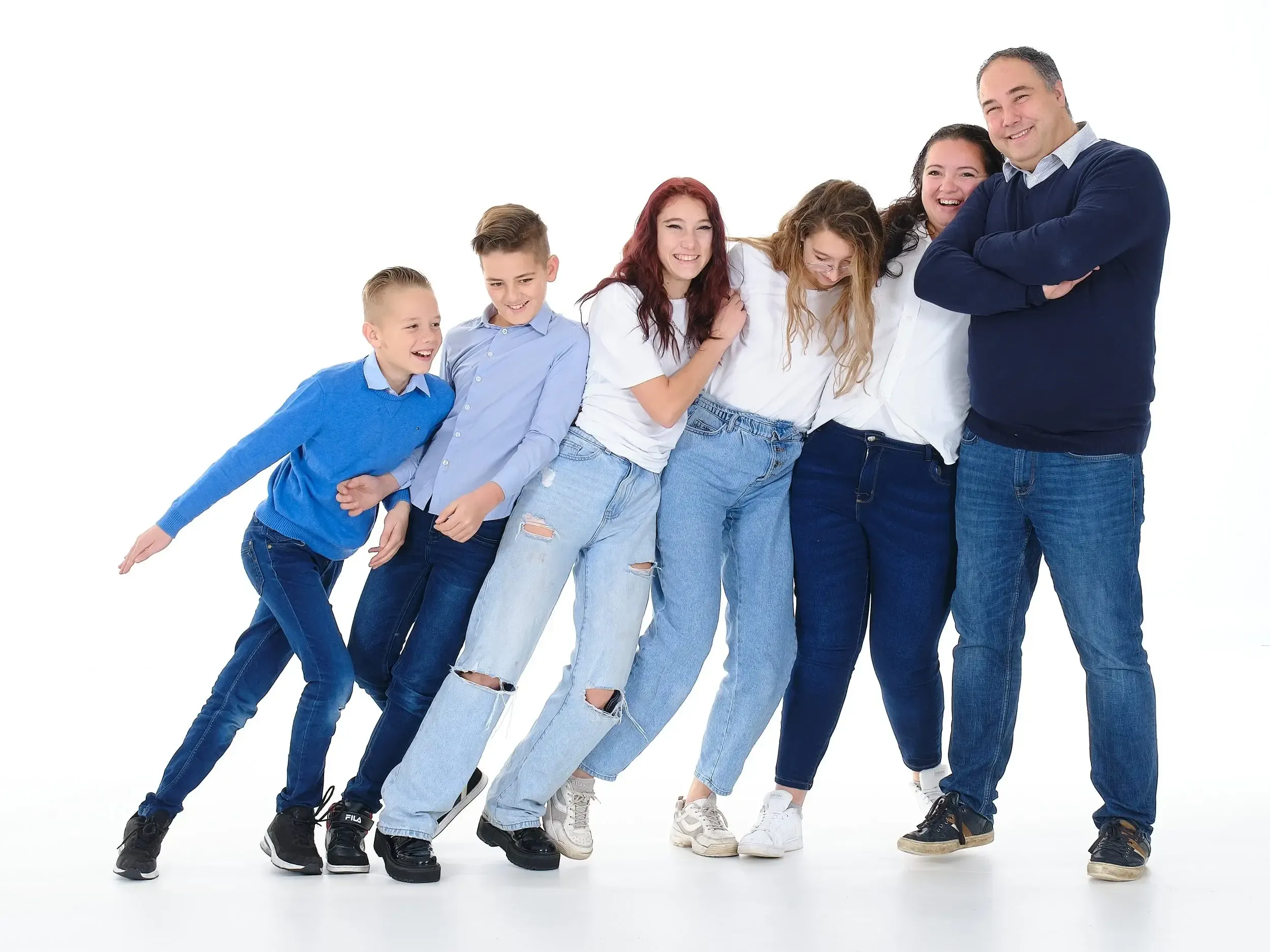 Gezinsfotoshoot in de studio in blauwtinten en wit