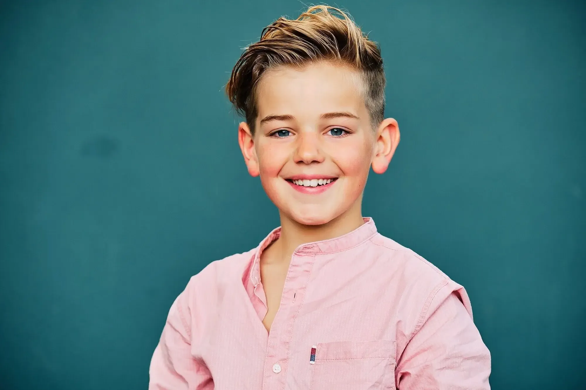 familieshoot kinderen raamlicht met uitspringende ogen