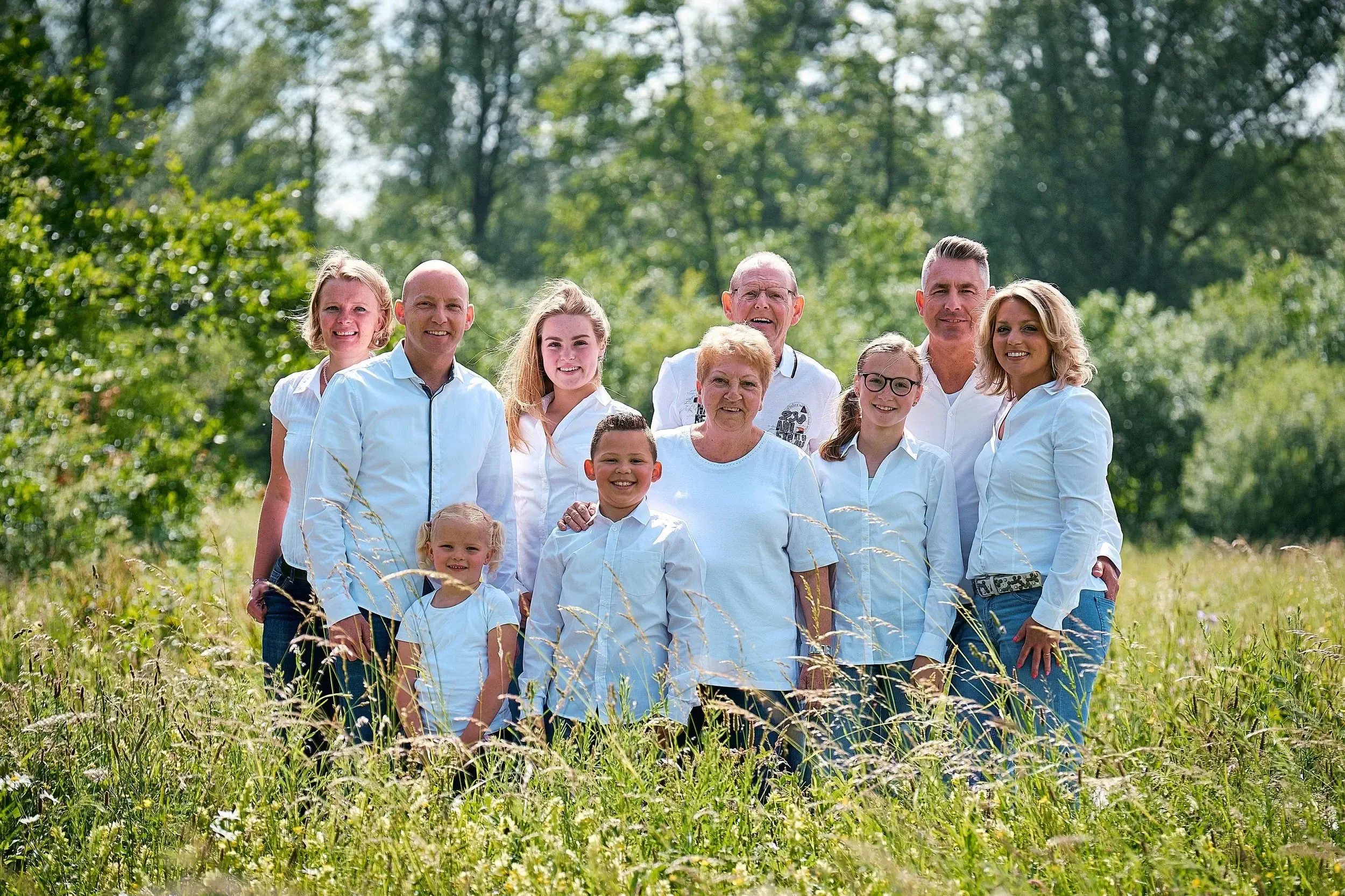 Familie fotoshoot in het park midden op de dag