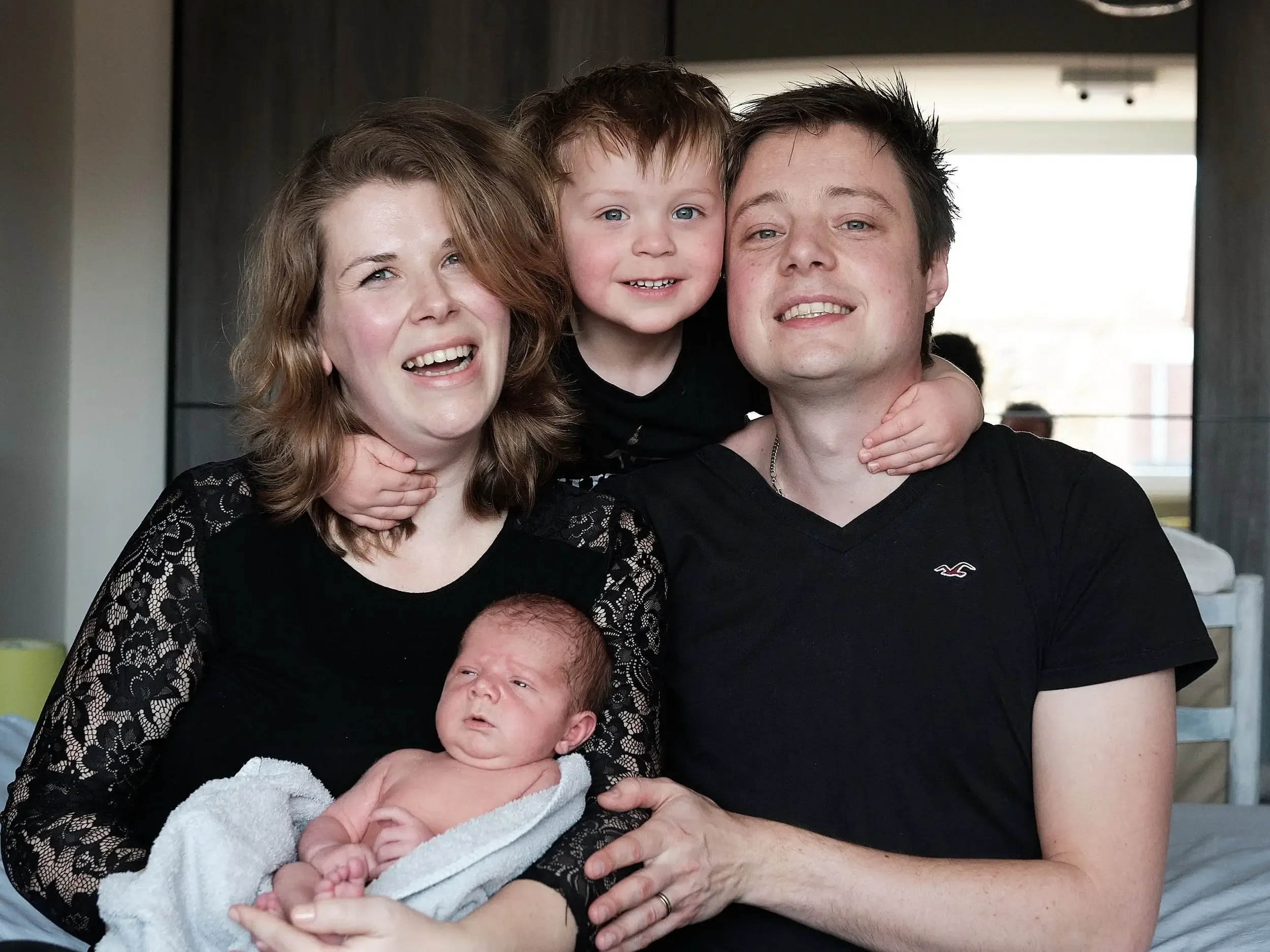 Betrek broertjes en zusjes bij de fotoshoot voor spontane foto’s van het gezin met de baby.