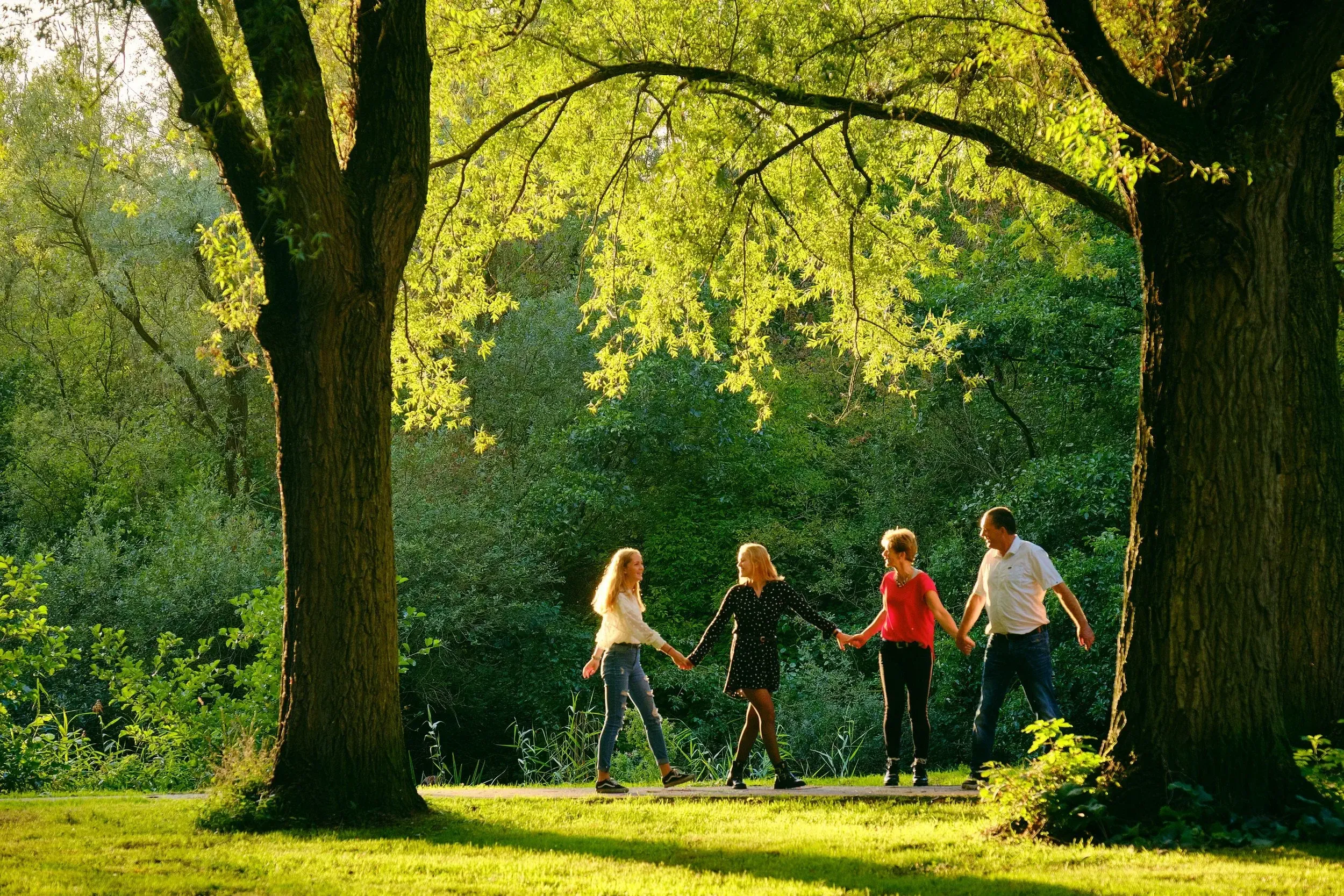 Een gezinsfotoshoot in het park tijdens golden hour