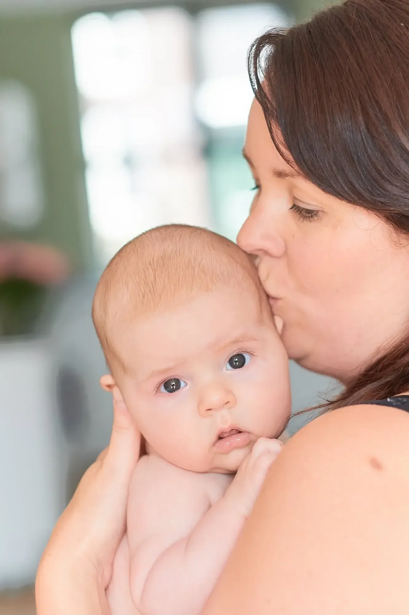 Met een deur in de rug van de fotograaf en het baby dat naar buiten kijkt, krijg je heel zacht licht in het gezicht met weinig schaduwen.