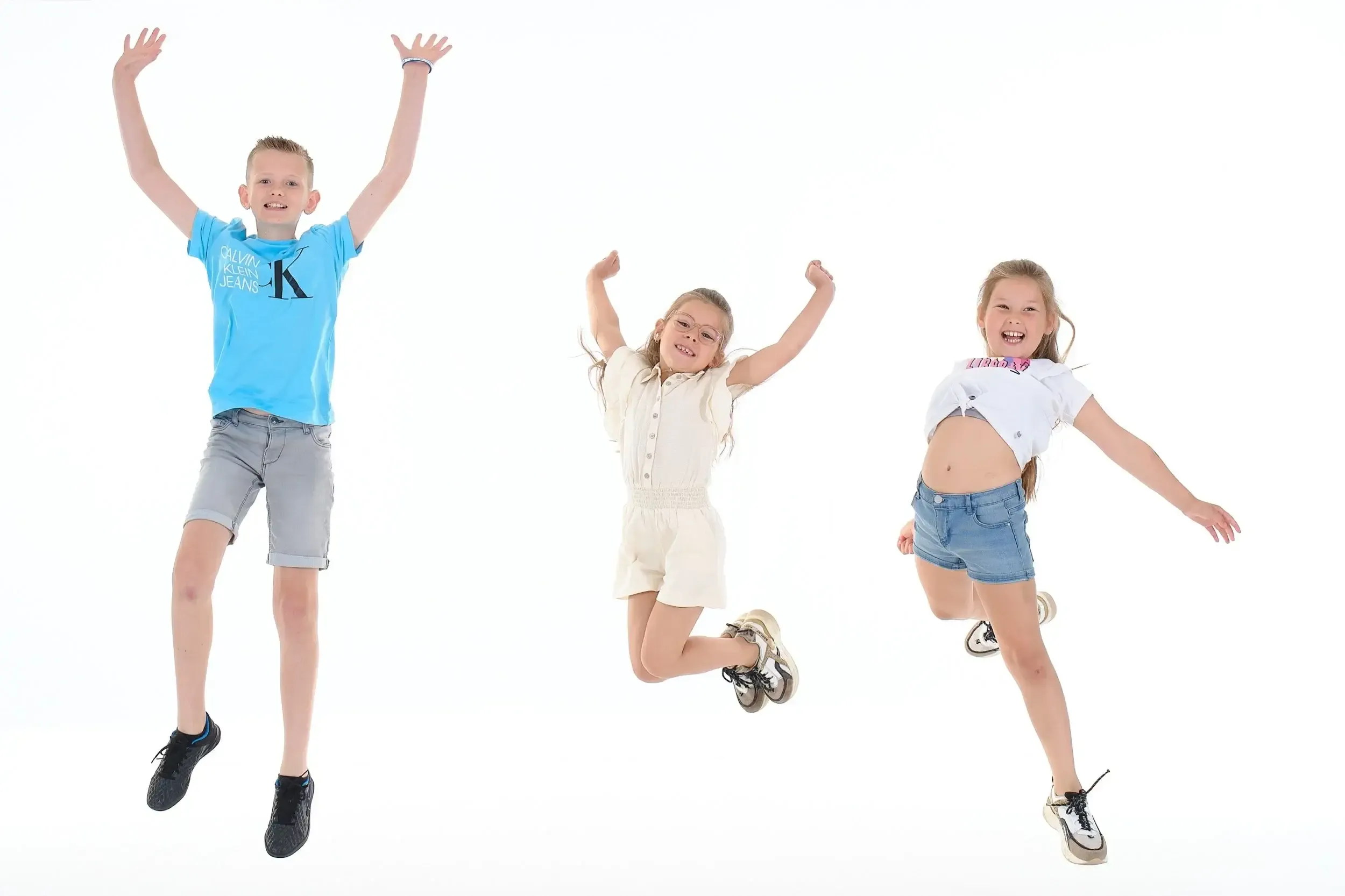 Als iedereen opgewarmd is, zijn de kinderen klaar voor iets leuks. Ik laat ze samen tellen, zodat ze tegelijk kunnen springen, en laat zien waar het goed of fout gaat. Na een paar keer springen krijgen we de perfecte springfoto.