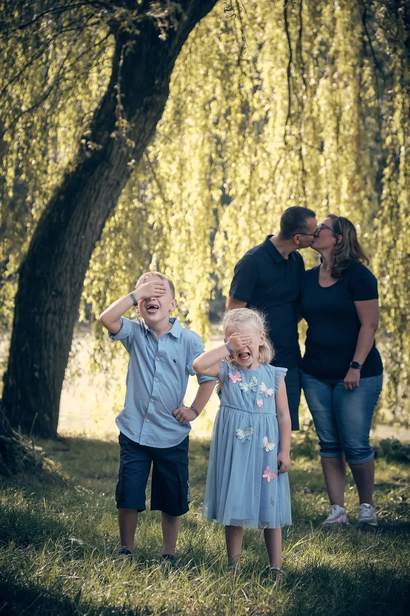 Kinderen lachen tijdens de gezinsfotoshoot