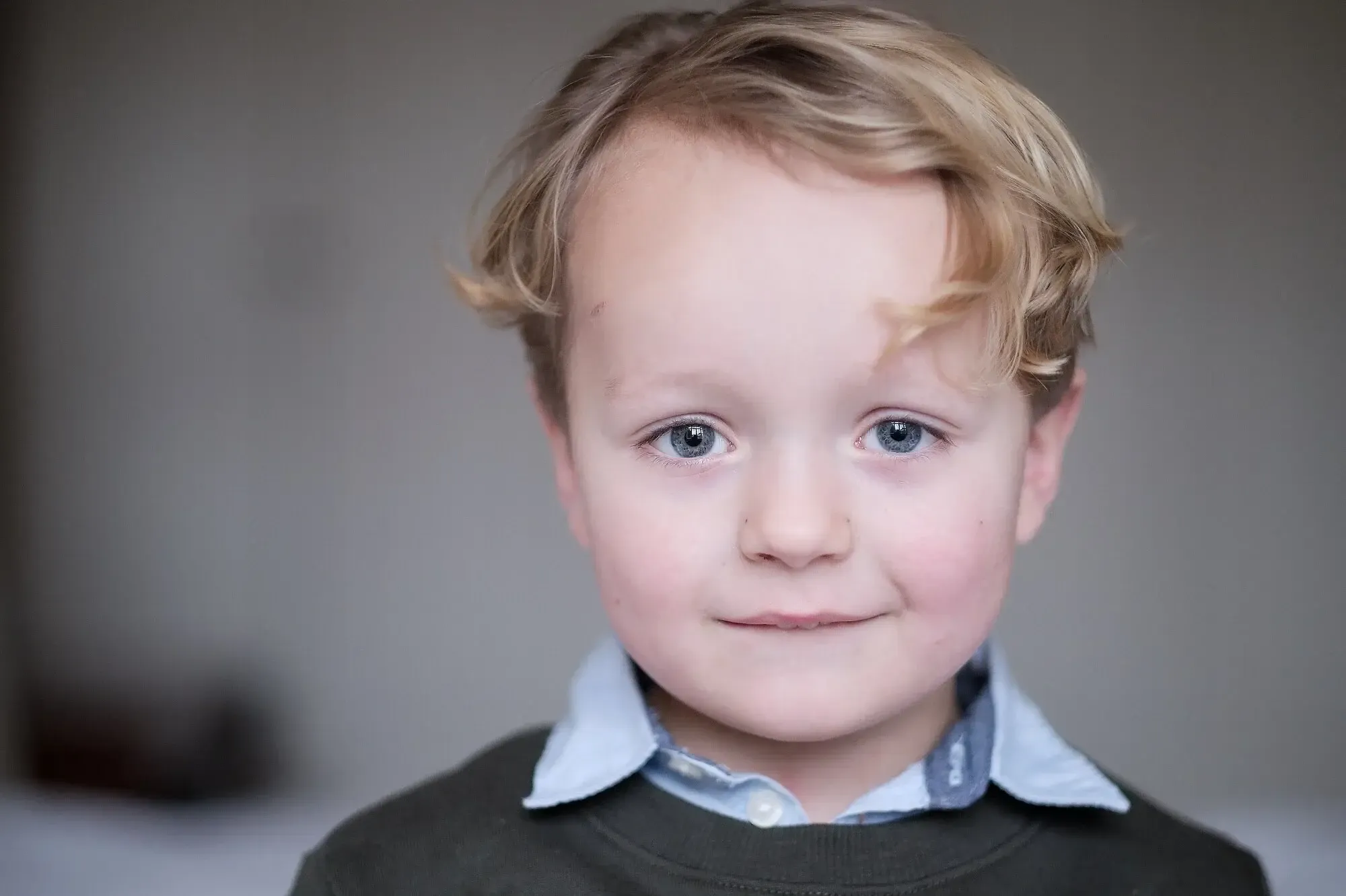 Hier kun je goed de catchlights in de ogen zien. Zoals je ziet kijkt het model naar het raam. Dit geeft mooi zacht licht en weinig schaduw.