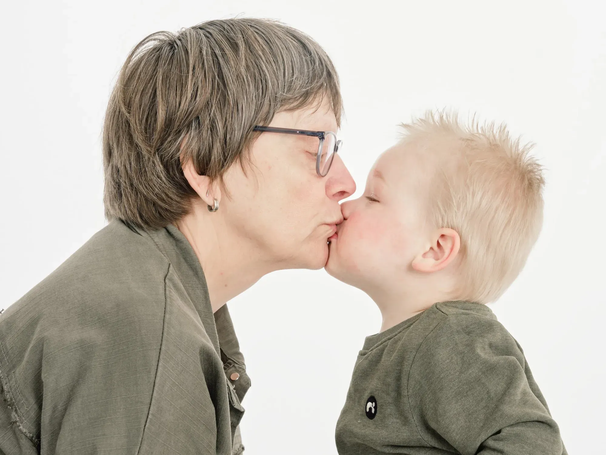 Oma geeft haar kleinzoon een kus