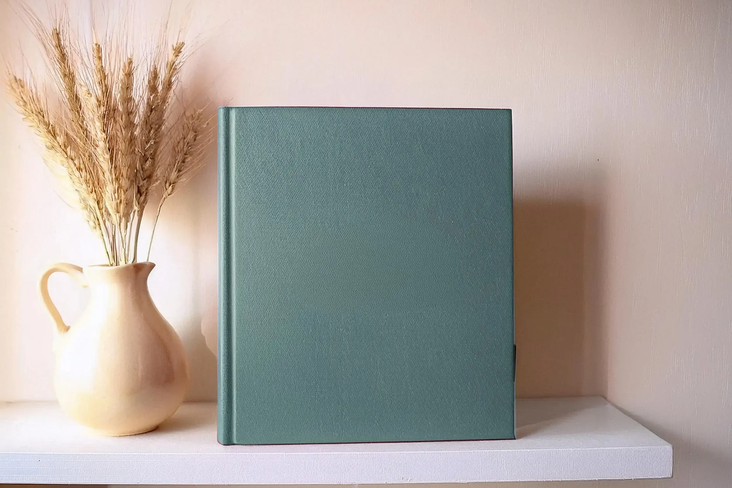 Bij 2 van de 3 pakketten ontvang je een fotoalbum van 15×15 cm op echt fotopapier. Je kiest zelf 25 favoriete foto’s. Een groter album is beschikbaar, bijvoorbeeld 20×20 of 25×25 cm, tegen een meerprijs.
