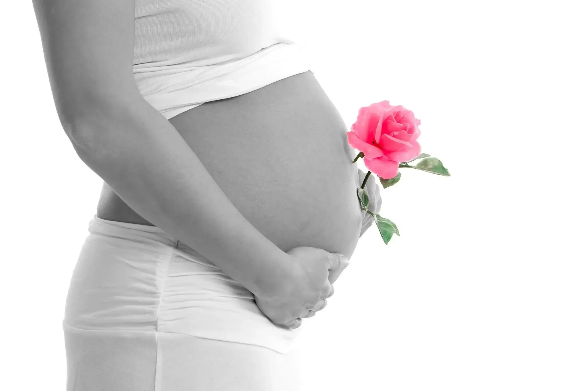 Met verschillende props kun je mooie en artistieke foto’s maken. Het meisje dat in de buik zat, kreeg de naam Rose, wat een leuke draai aan deze foto geeft. Door de foto zwart-wit te maken en de roos roze, benadruk je dat het een meisje is en leg je de focus op de roos.