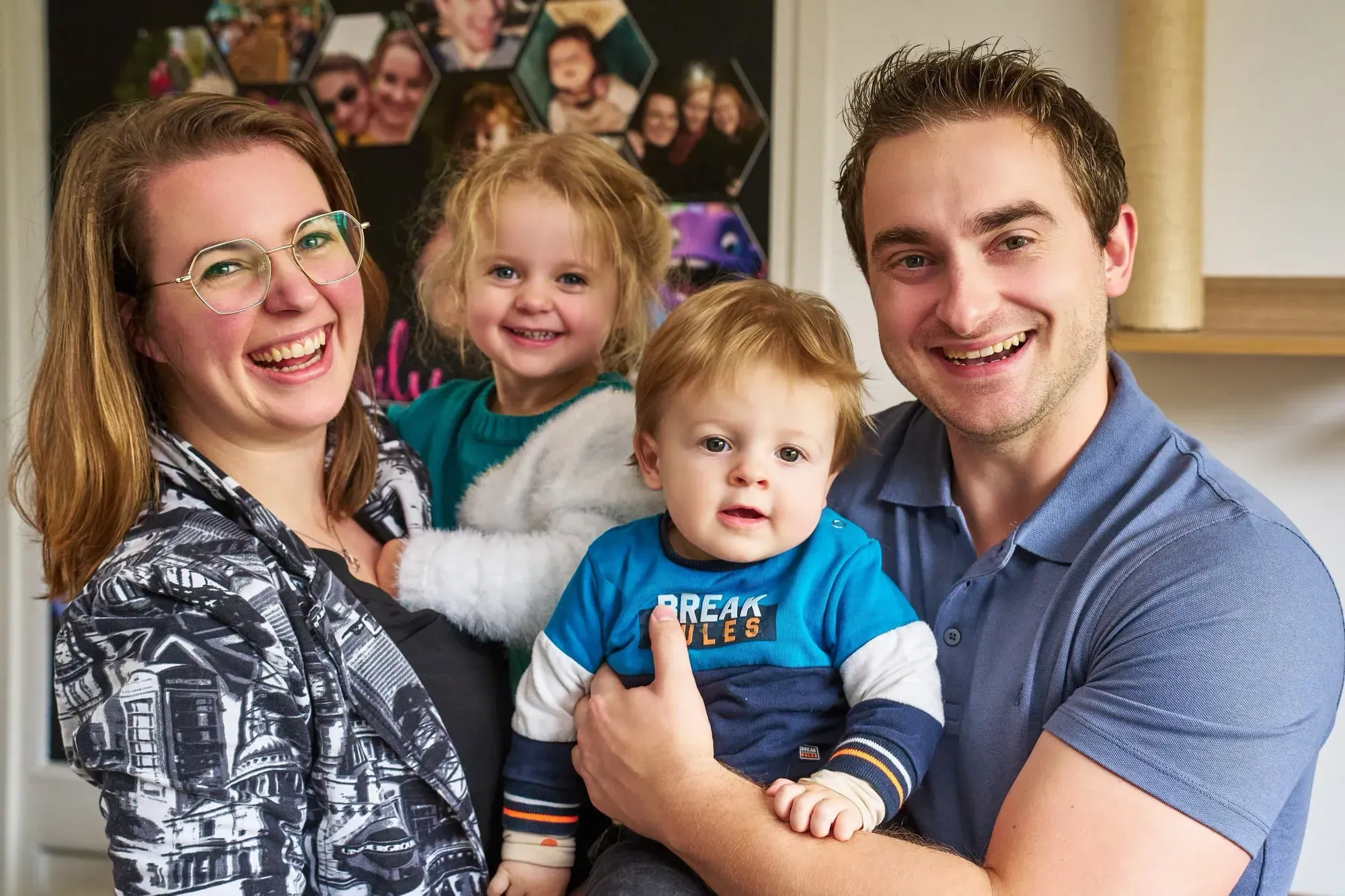 Gezin met kinderen zit dicht bij elkaar in de woonkamer