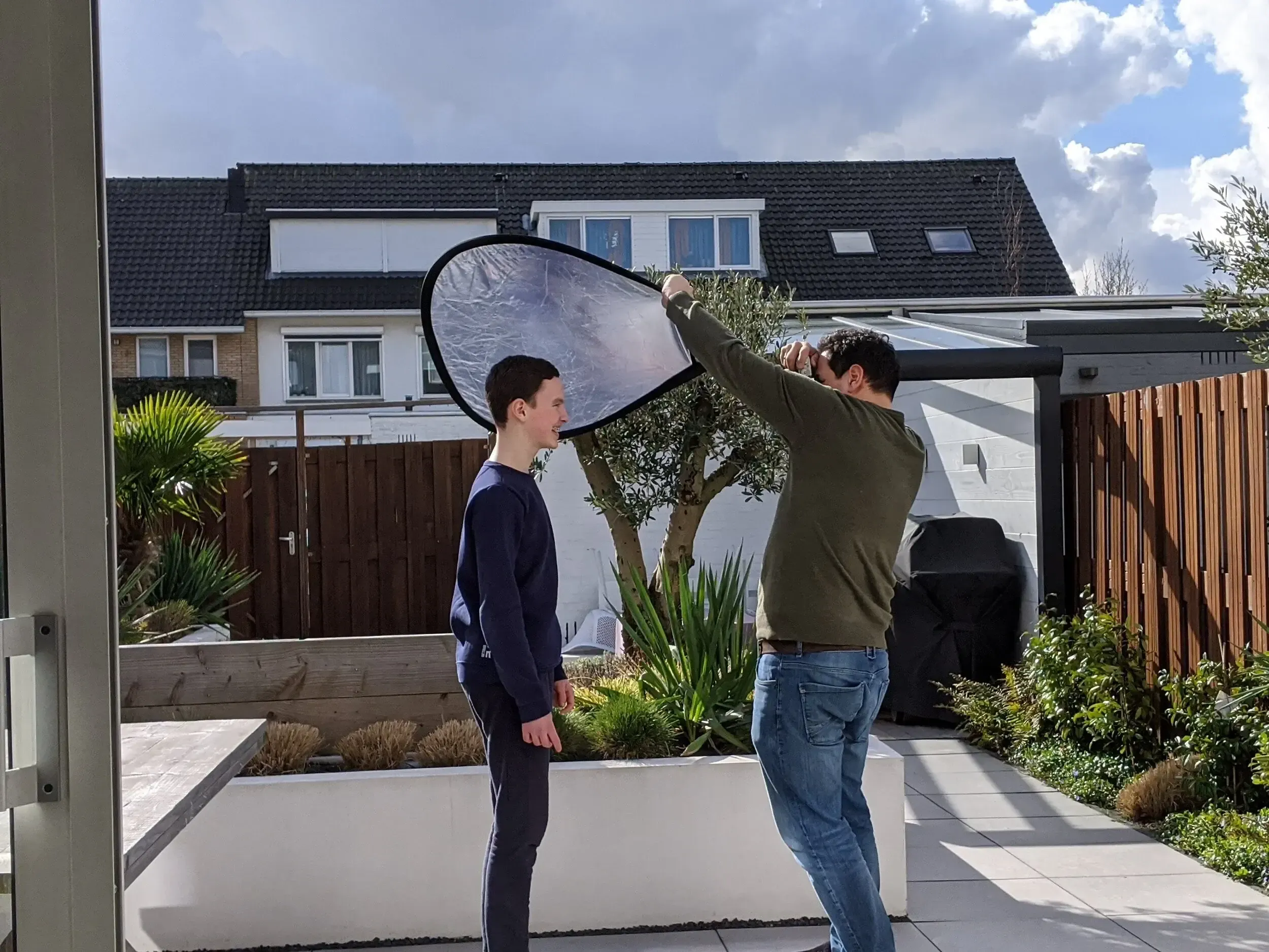 door het harde licht te blokken kan het model zijn ogen open houden en krijg je door de schaduw zacht licht op het gezicht.
