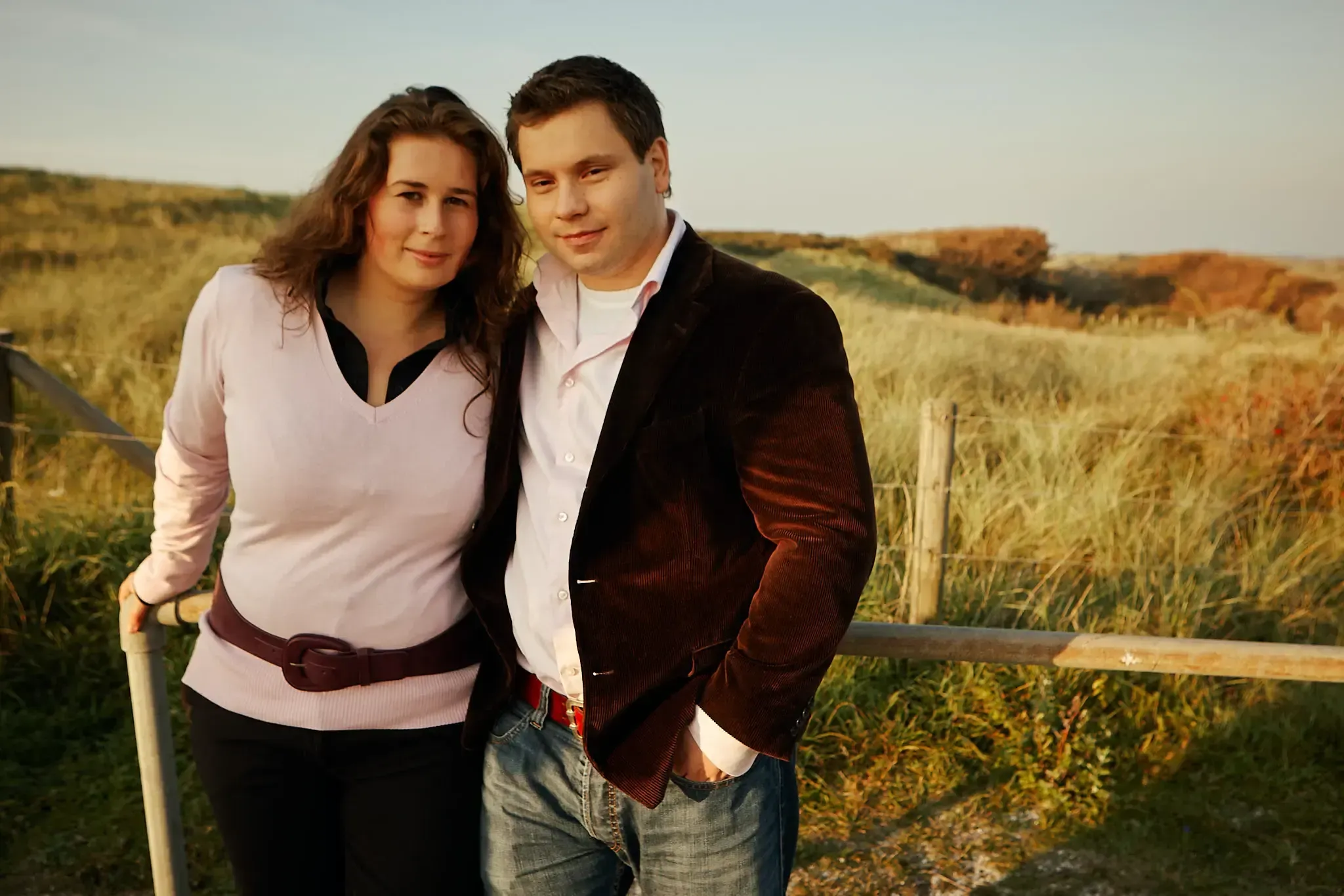 Portret in de duinen, kort voordat de shoot richting het strand verplaatst.