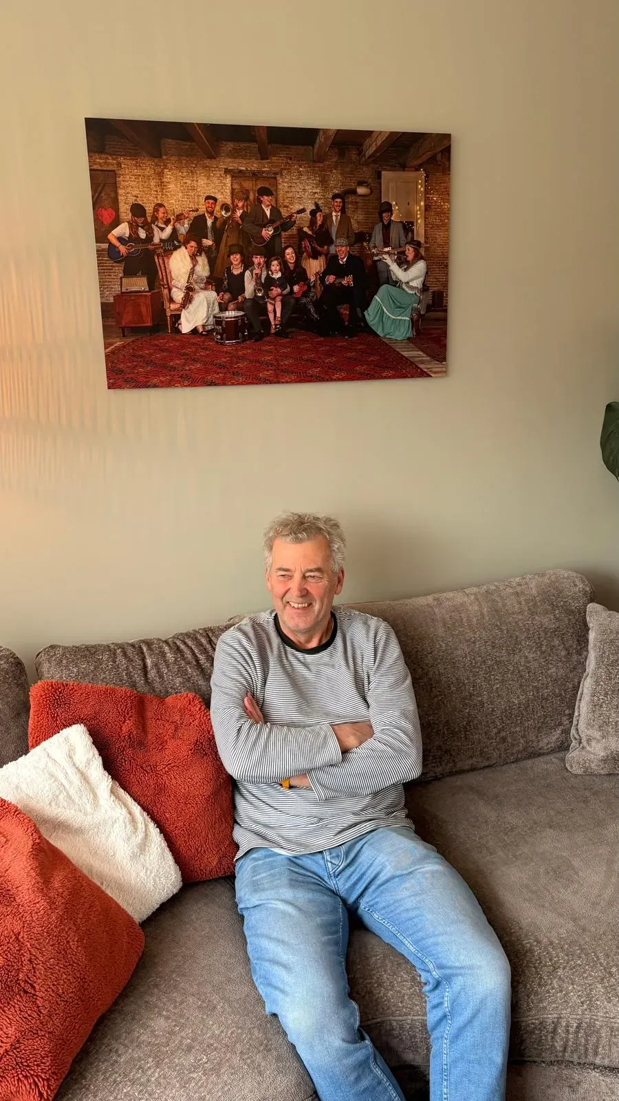 De groepsfoto als grote afdruk boven de bank in de woonkamer