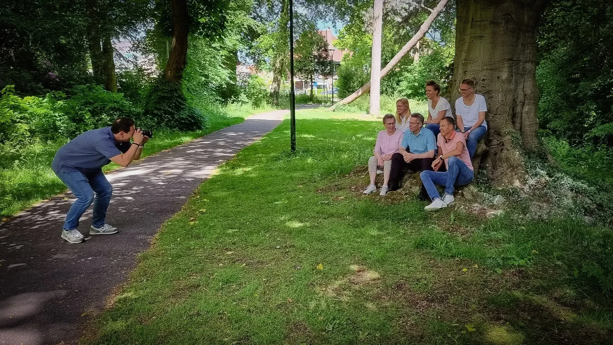 Stefan Segers aan het werk tijdens een familiefotoshoot in het park