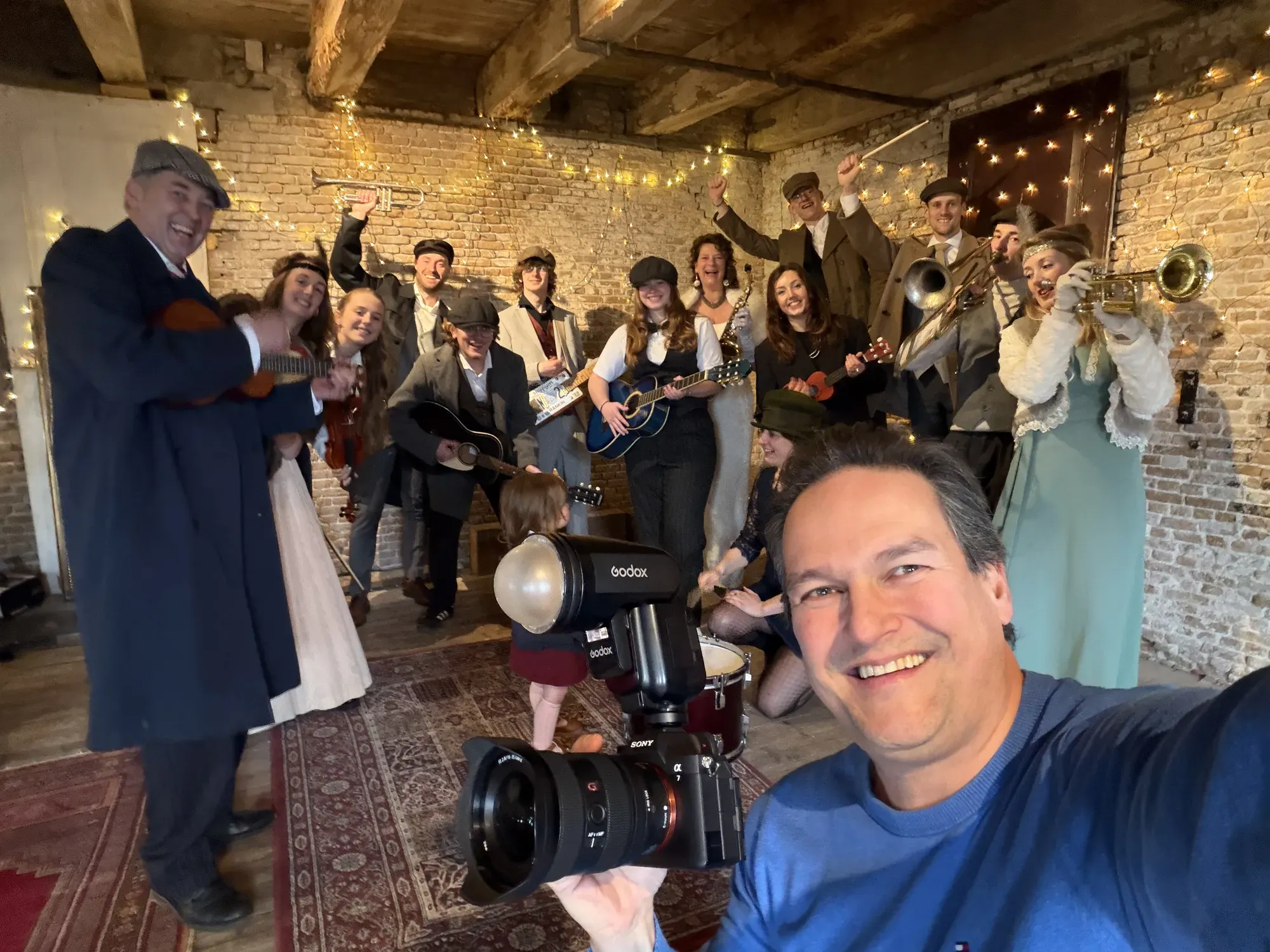 Fotograaf Stefan Segers op de voorgrond, met de familie die muziek maakt op de achtergrond