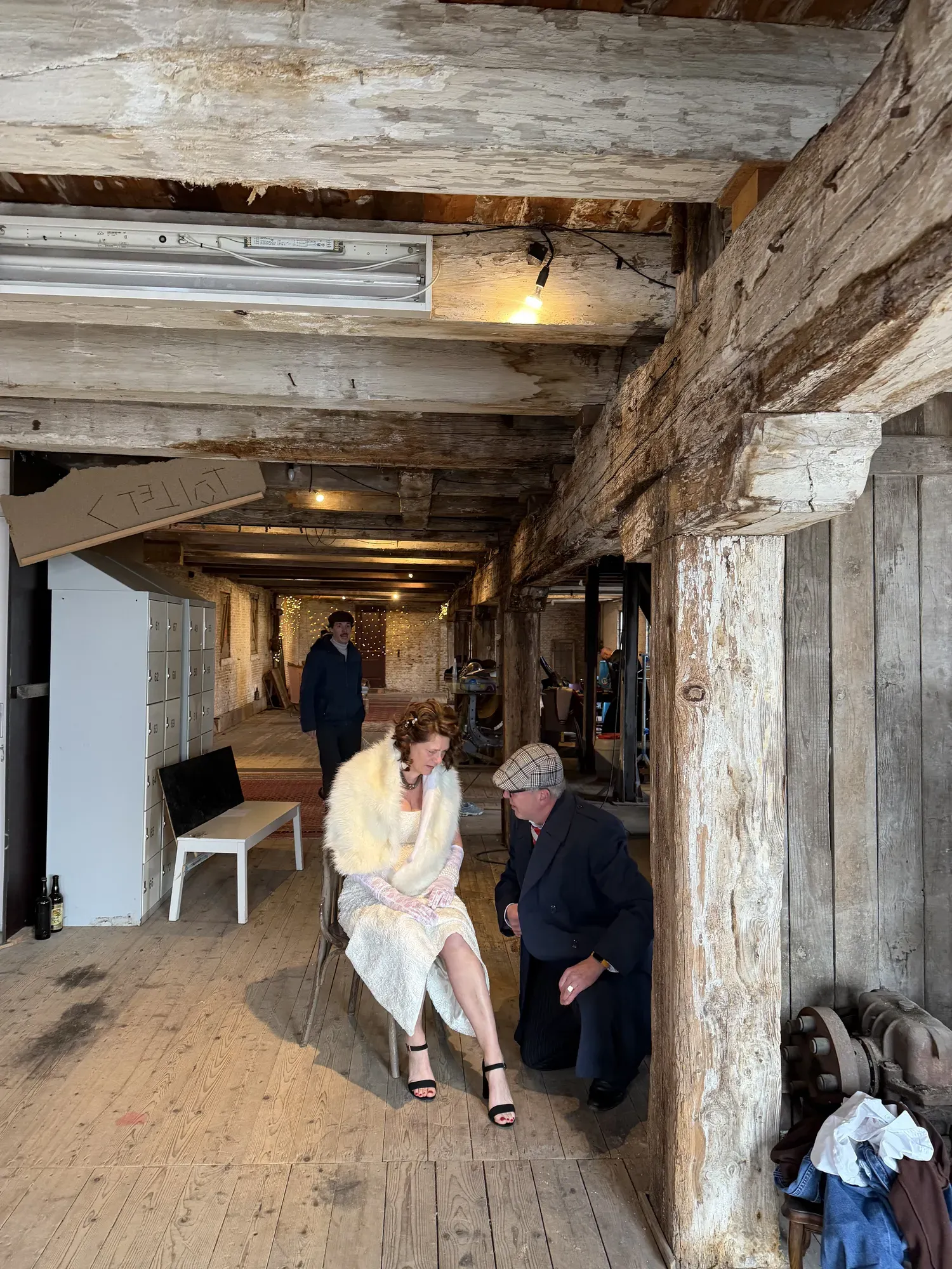 Stel in kostuum ontspant samen tussen de opnames