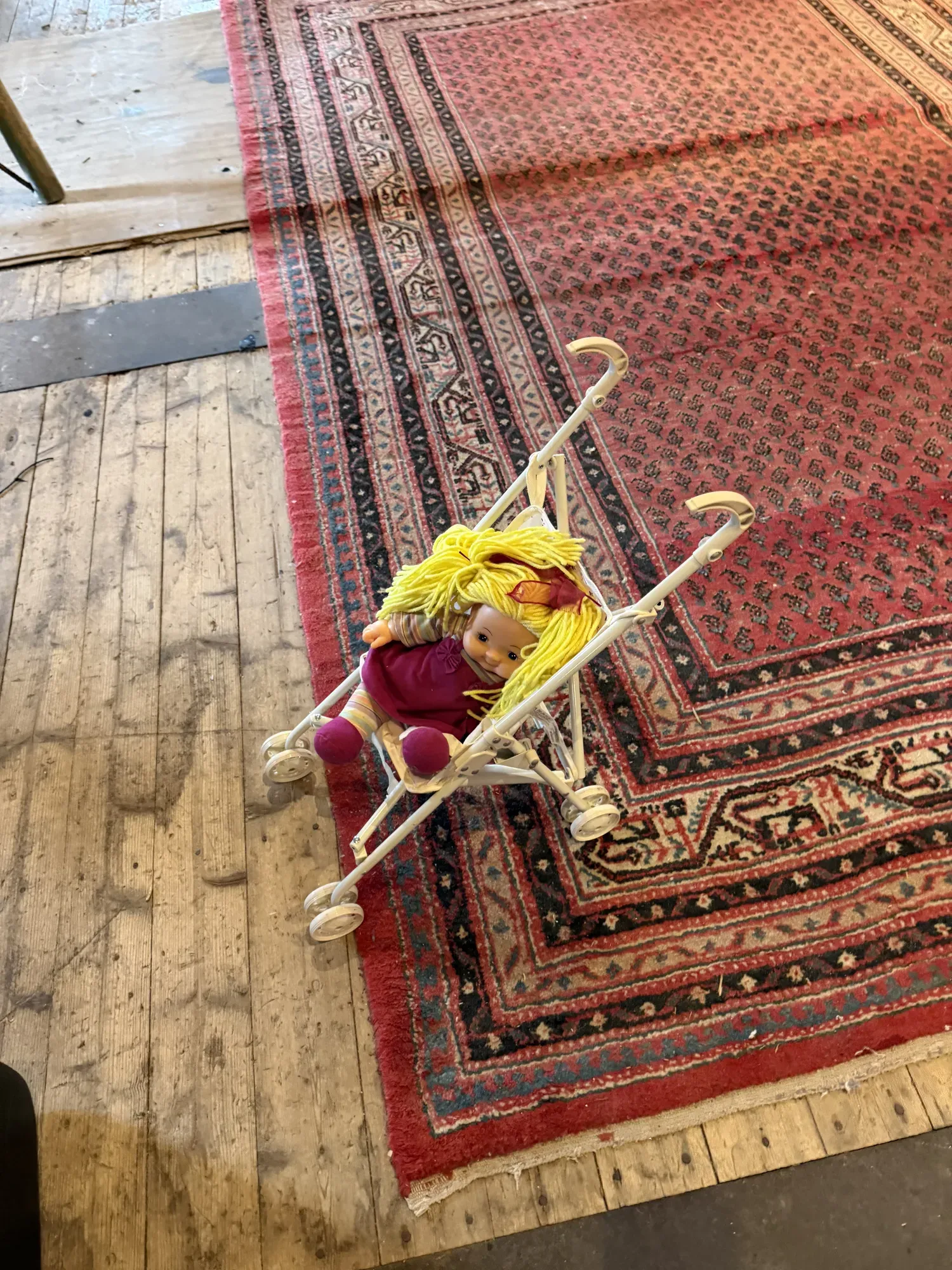Ouders met hun peuter tussen de foto’s door in de Sodafabriek