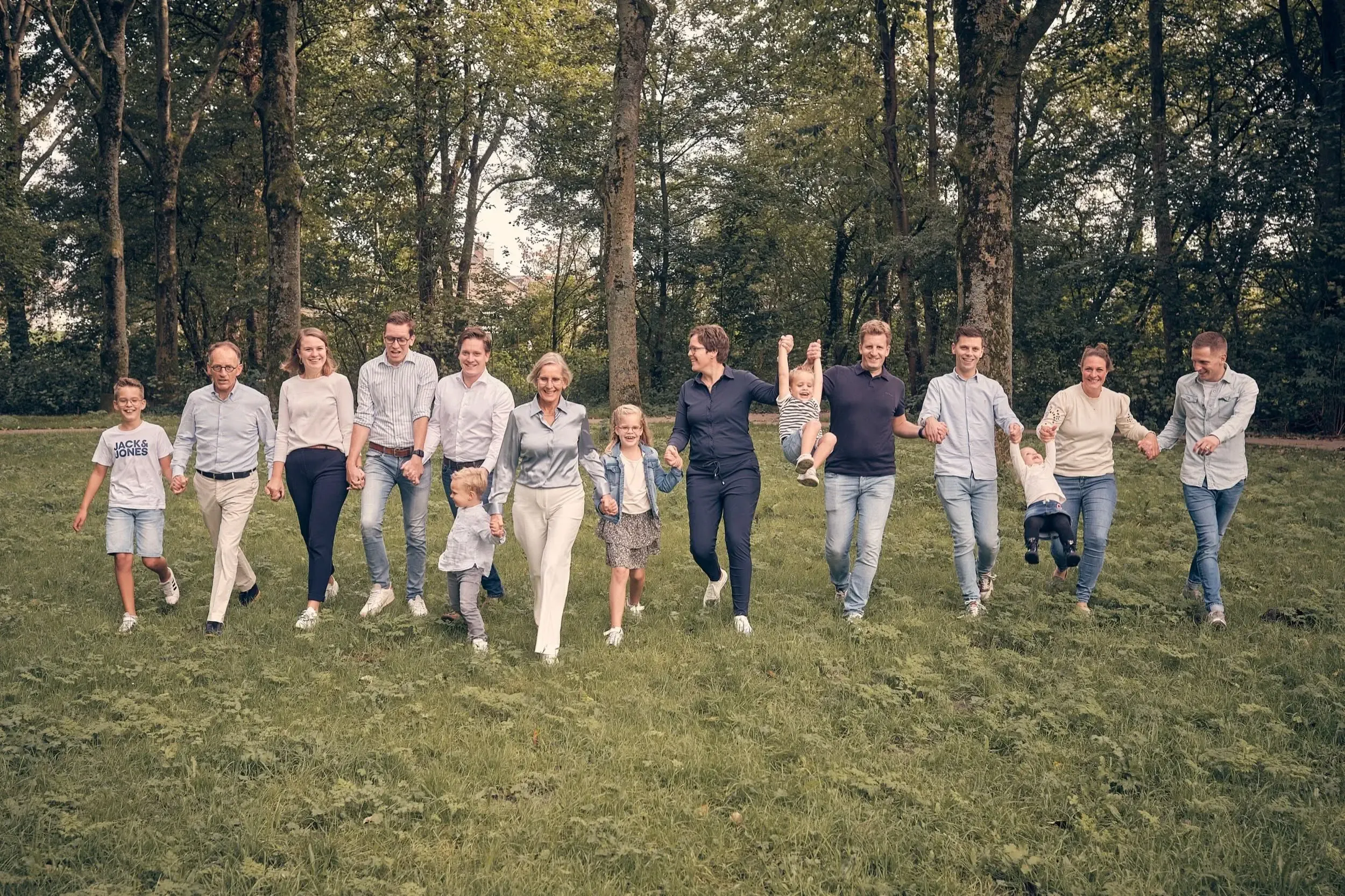 Groep mensen die samen wandelen in het Westerpark, Zoetermeer.
