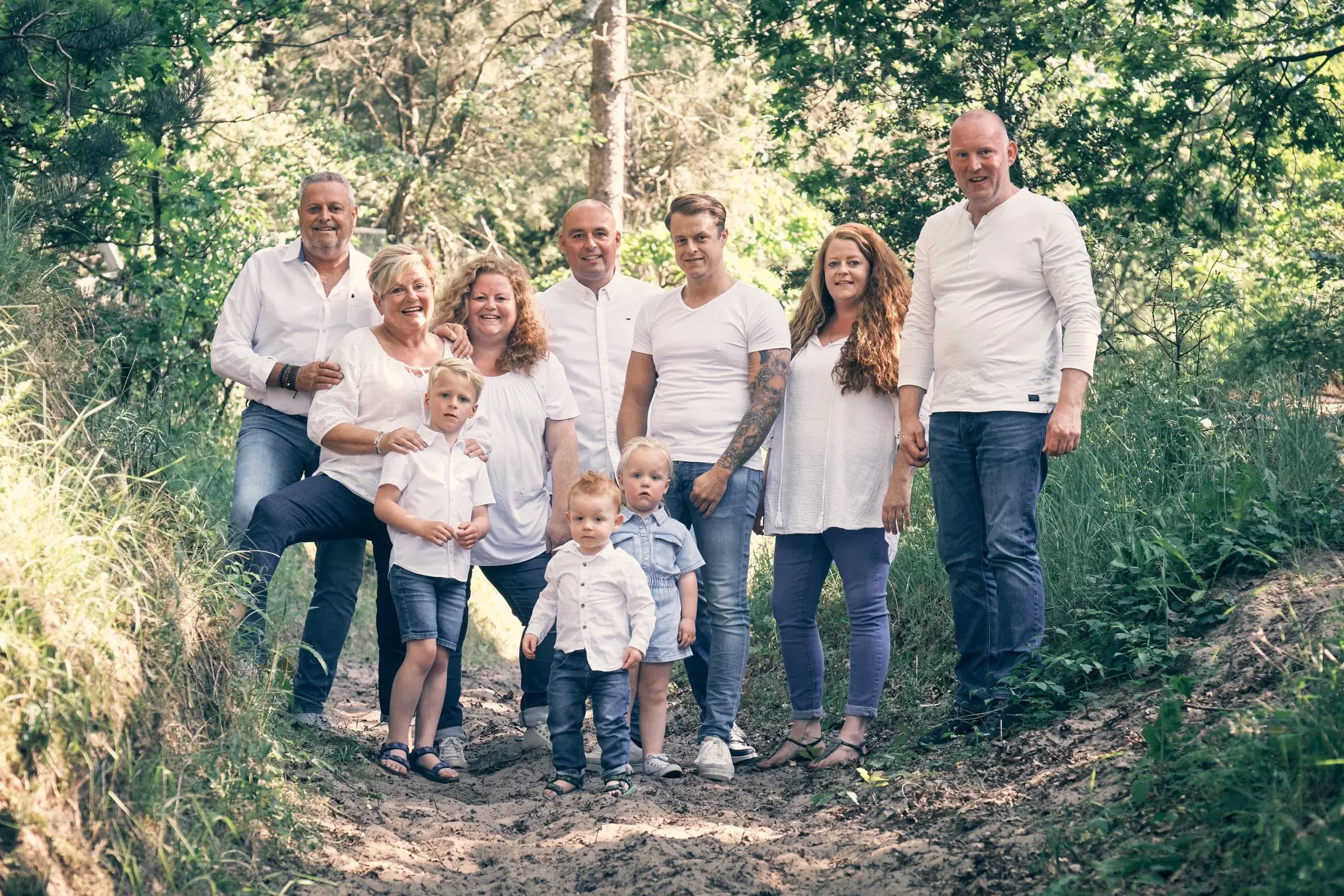Duinen, Zonlicht en Lachende Gezichten: BTS van een Familiefotoshoot