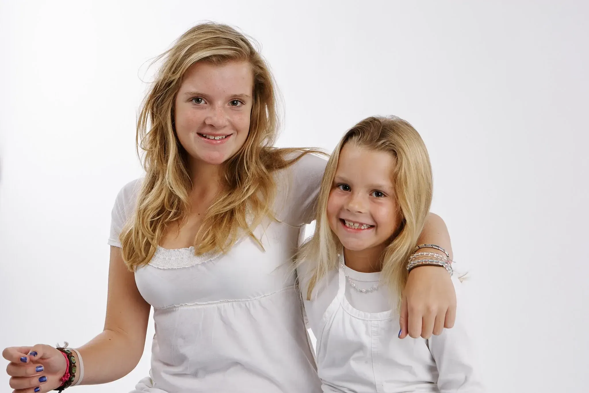 Twee zussen in de studio