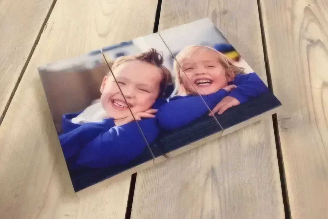 Cover for review: foto op hout afdruk
