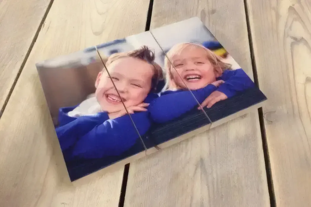 Cover for review: foto op hout afdruk