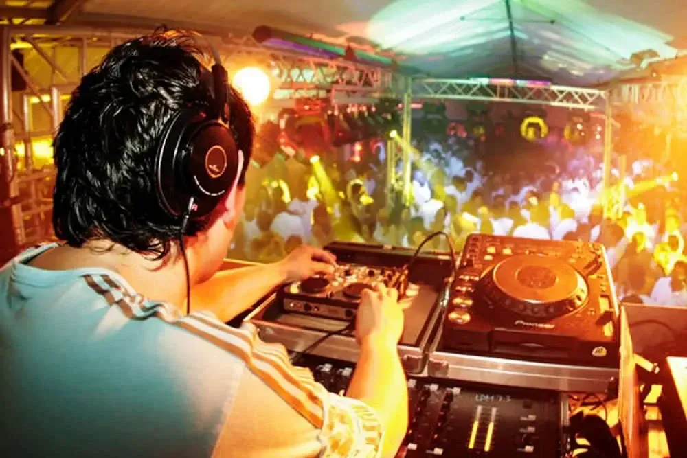 Stef Segers tijdens een DJ-optreden — foto 1