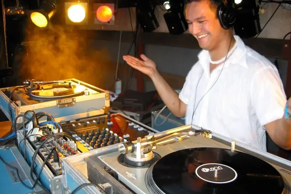 Stef Segers tijdens een DJ-optreden — foto 2