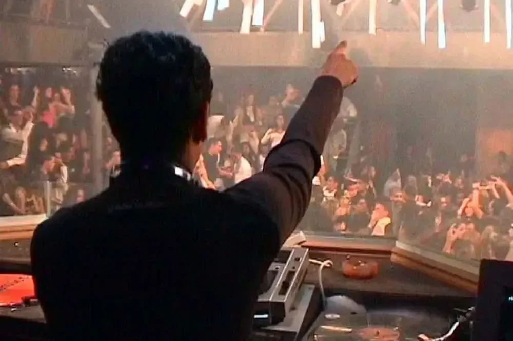 Stef Segers tijdens een DJ-optreden — foto 3
