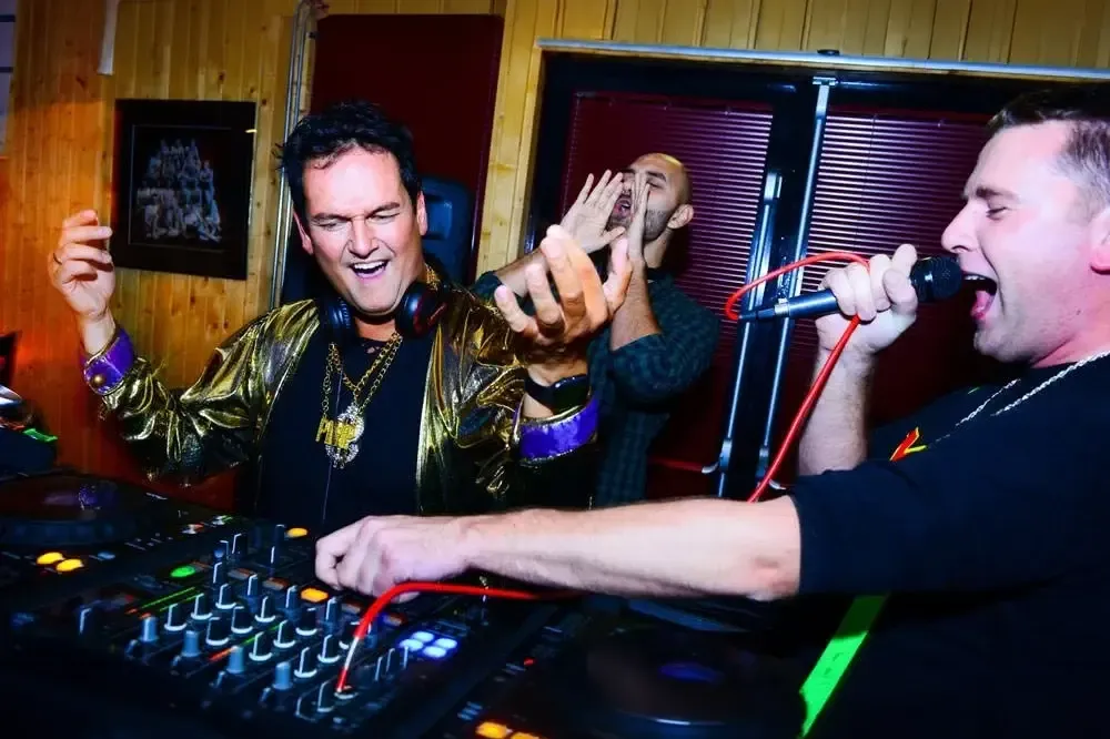 Stef Segers tijdens een DJ-optreden — foto 4
