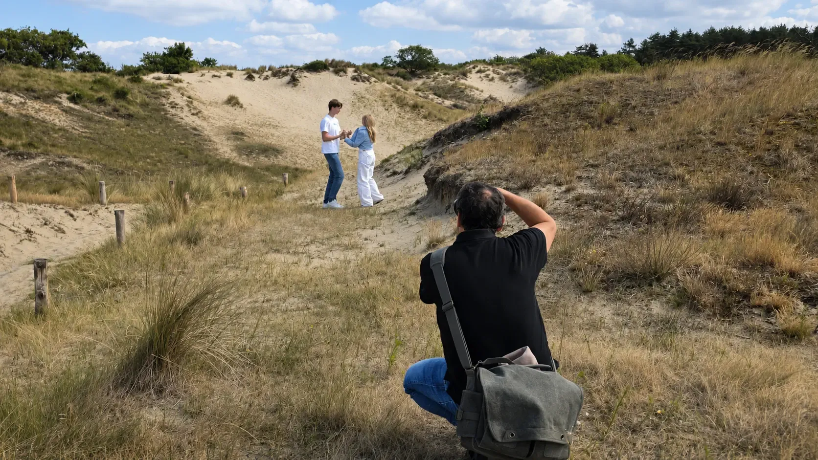 Stefan Segers fotografeert een groep van zes mensen onder een grote boom in een park
