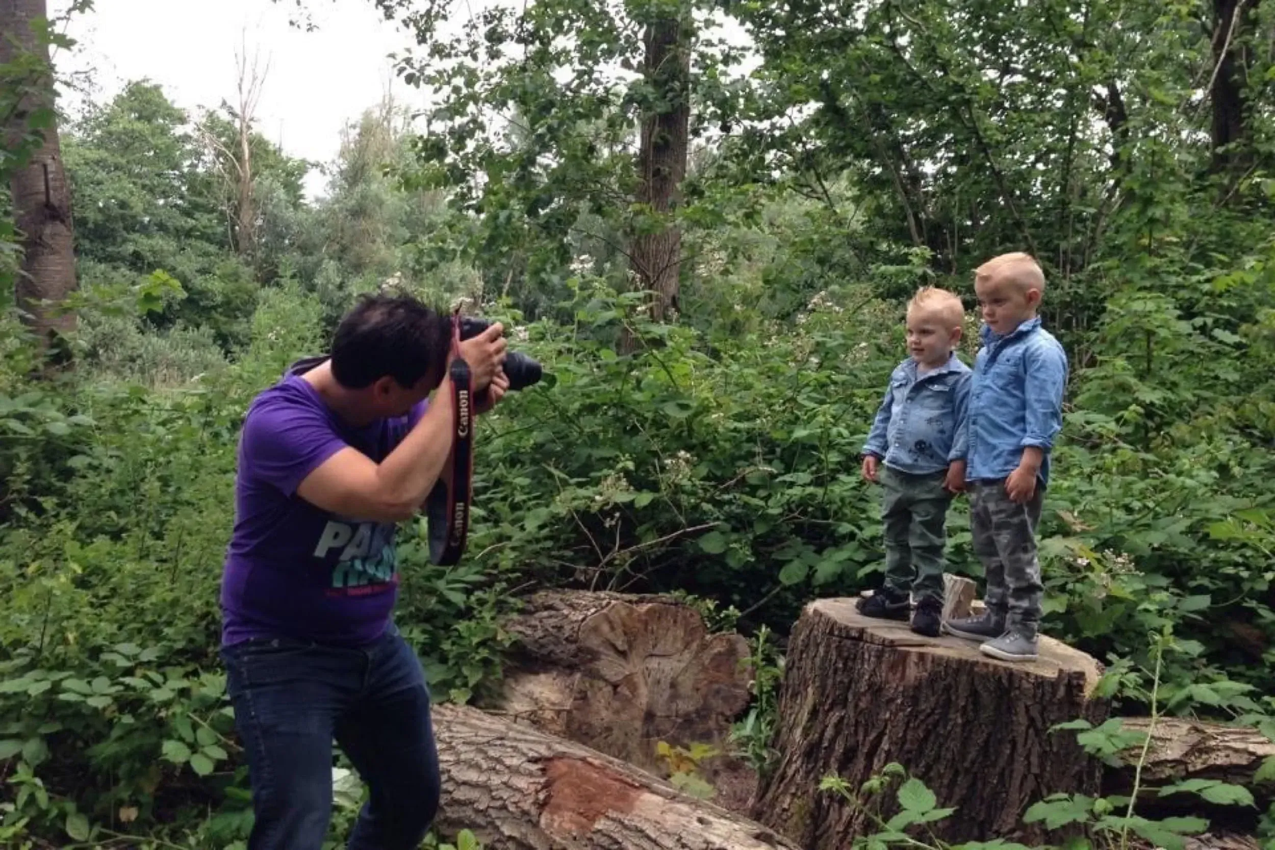 Stefan Segers aan het werk tijdens een familiefotoshoot — foto 4