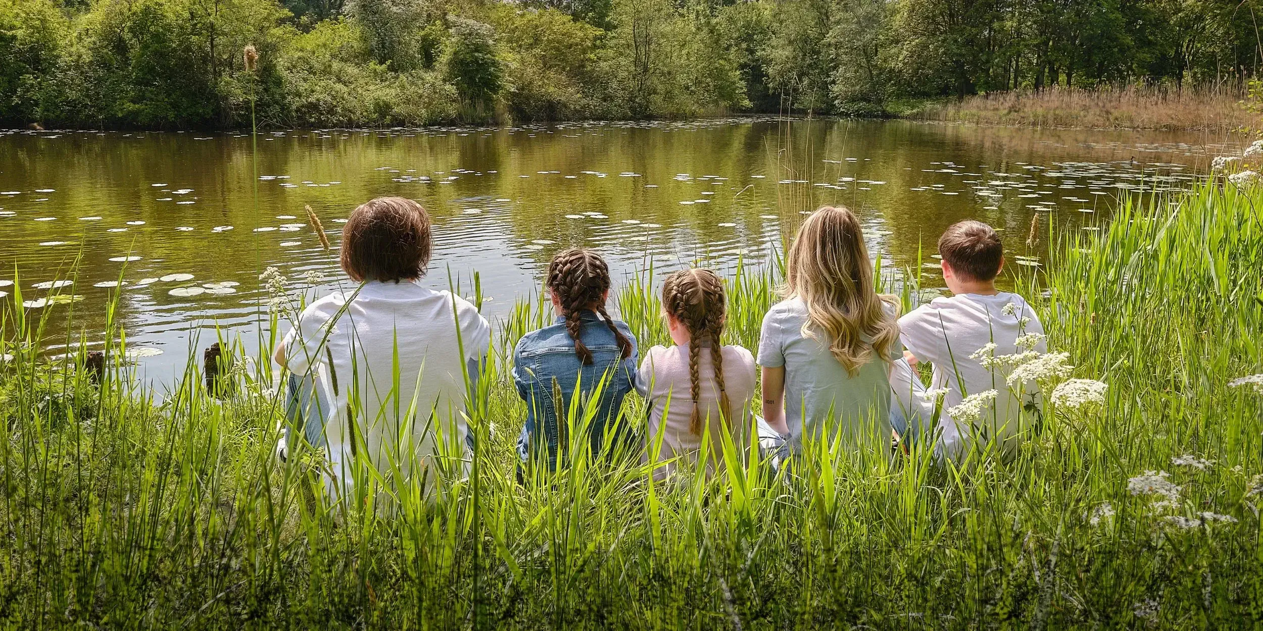 Kinderen die spelen in het Westerpark tijdens een familieshoot