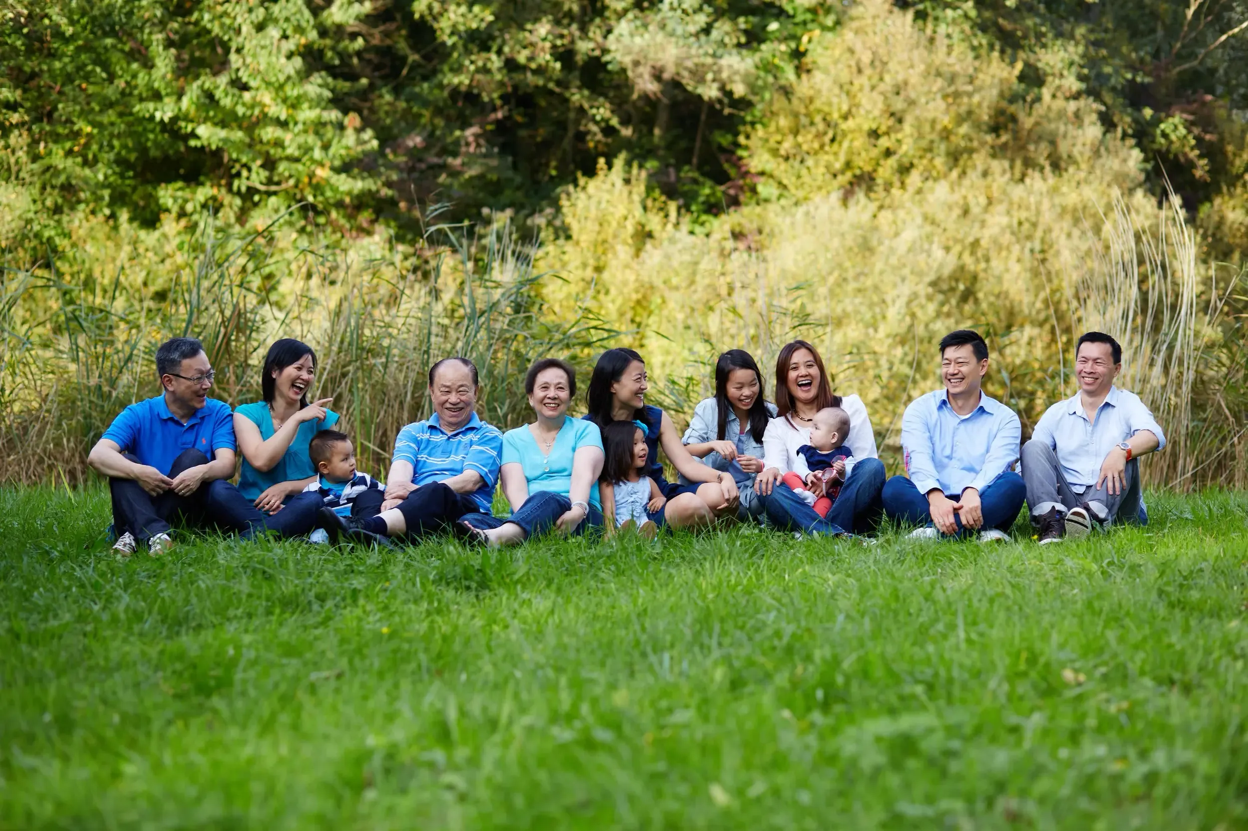 Een gezin geniet van een fotoshoot in het Westerpark in Zoetermeer.